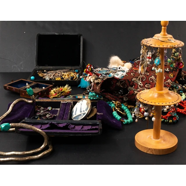 Jewellery: Jewellery: A collection of costume jewellery, in...