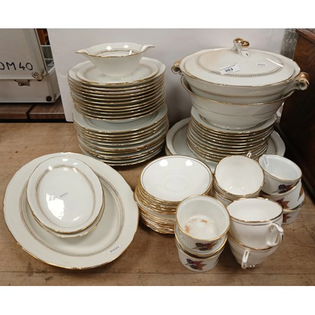 Six Royal Worchester ramekins, Berry porcelain dinner servic...