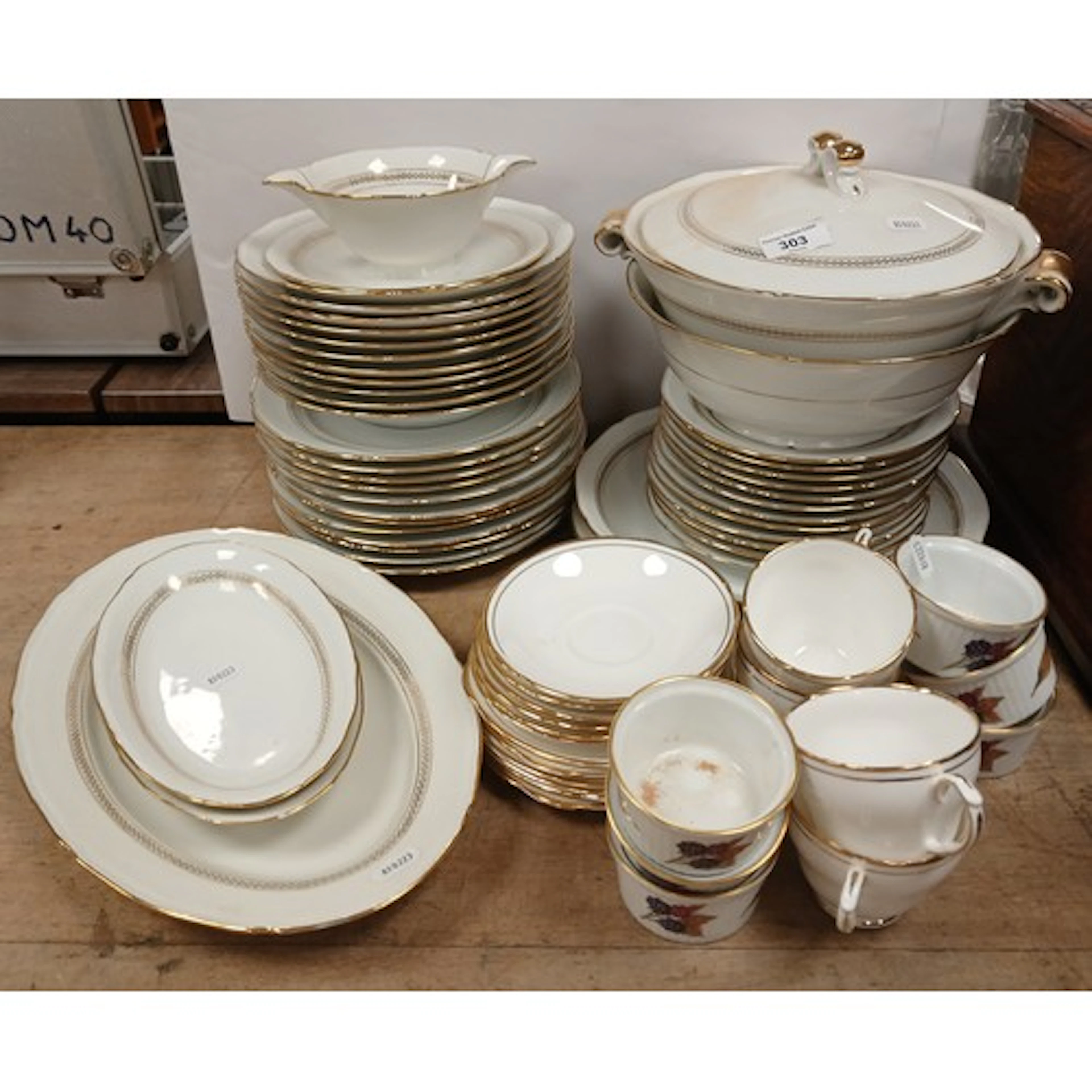 Six Royal Worchester ramekins, Berry porcelain dinner servic...