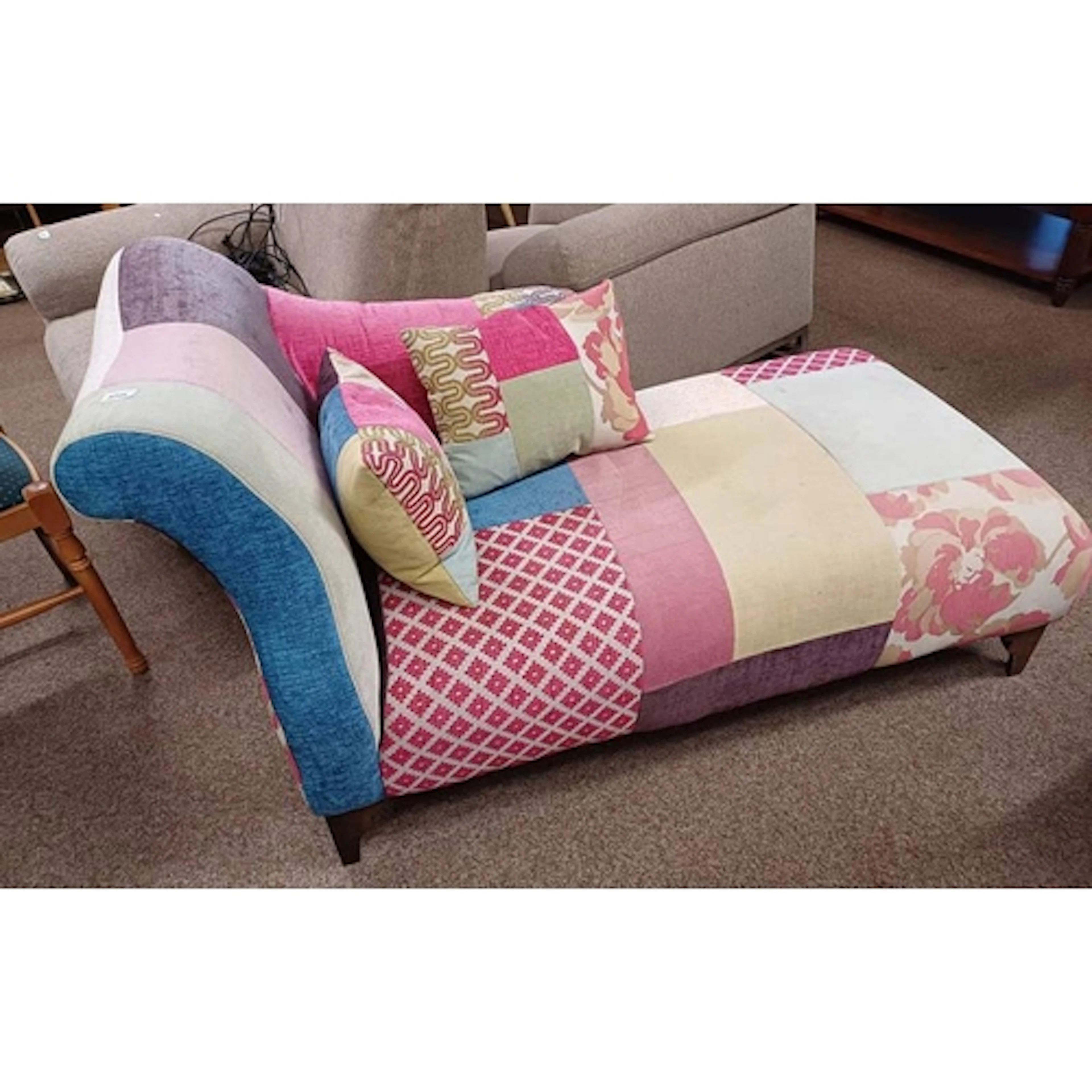 OVERSTUFFED CHAISE LONGUE ON BRACKET SUPPORTS