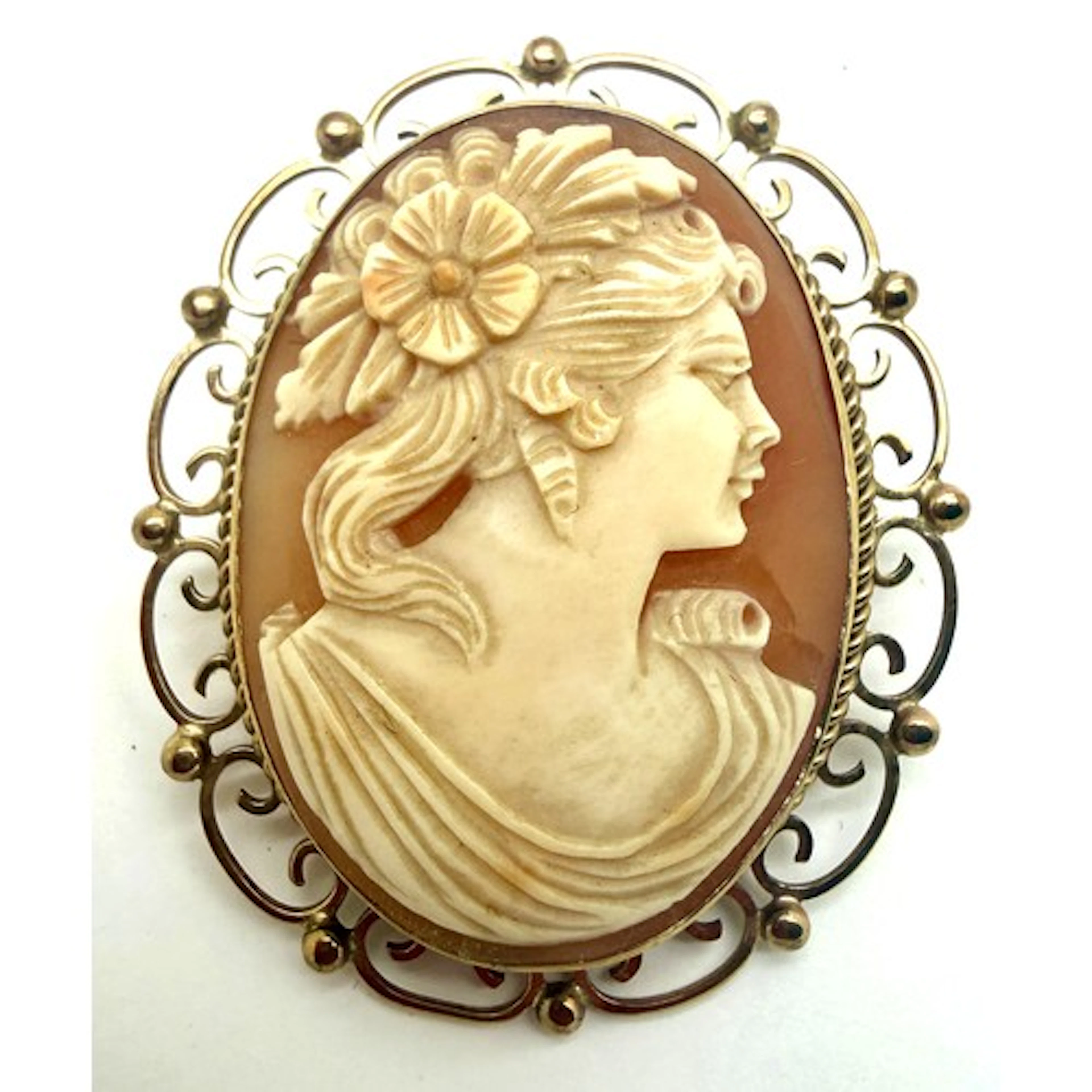 Carved shell cameo brooch in a decorative 9 carat gold mount...
