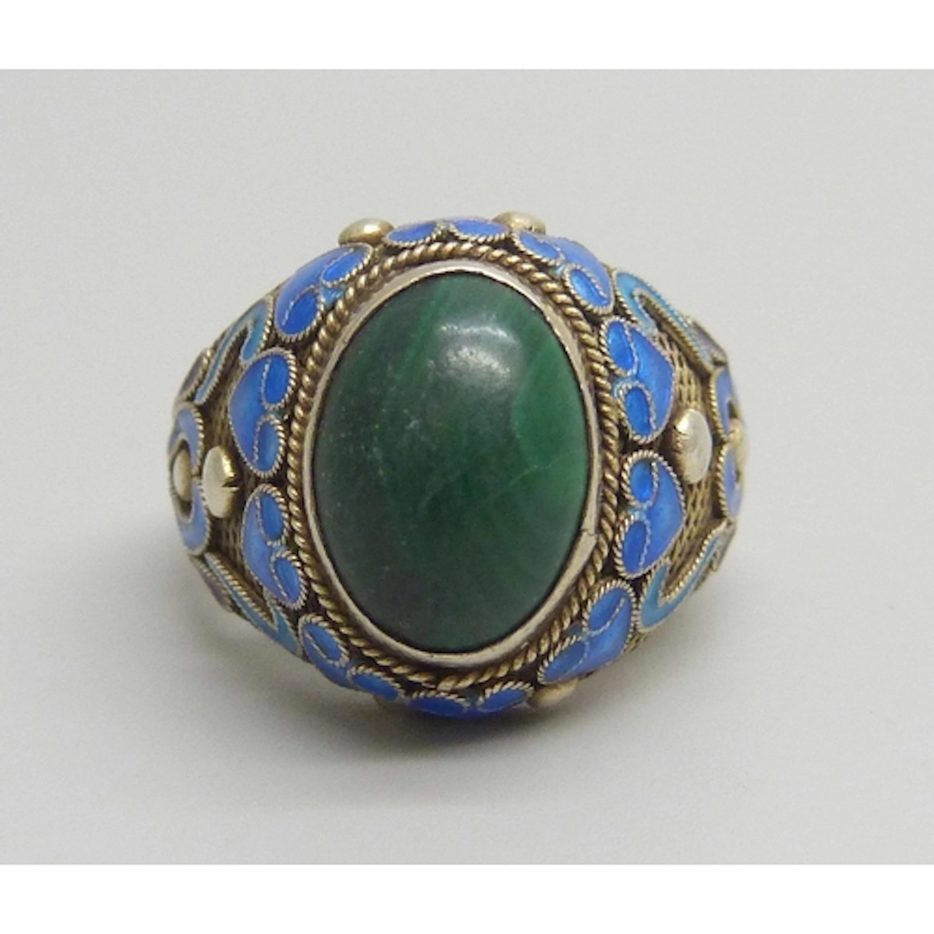 A Chinese export silver and enamel ring set with a malachite...