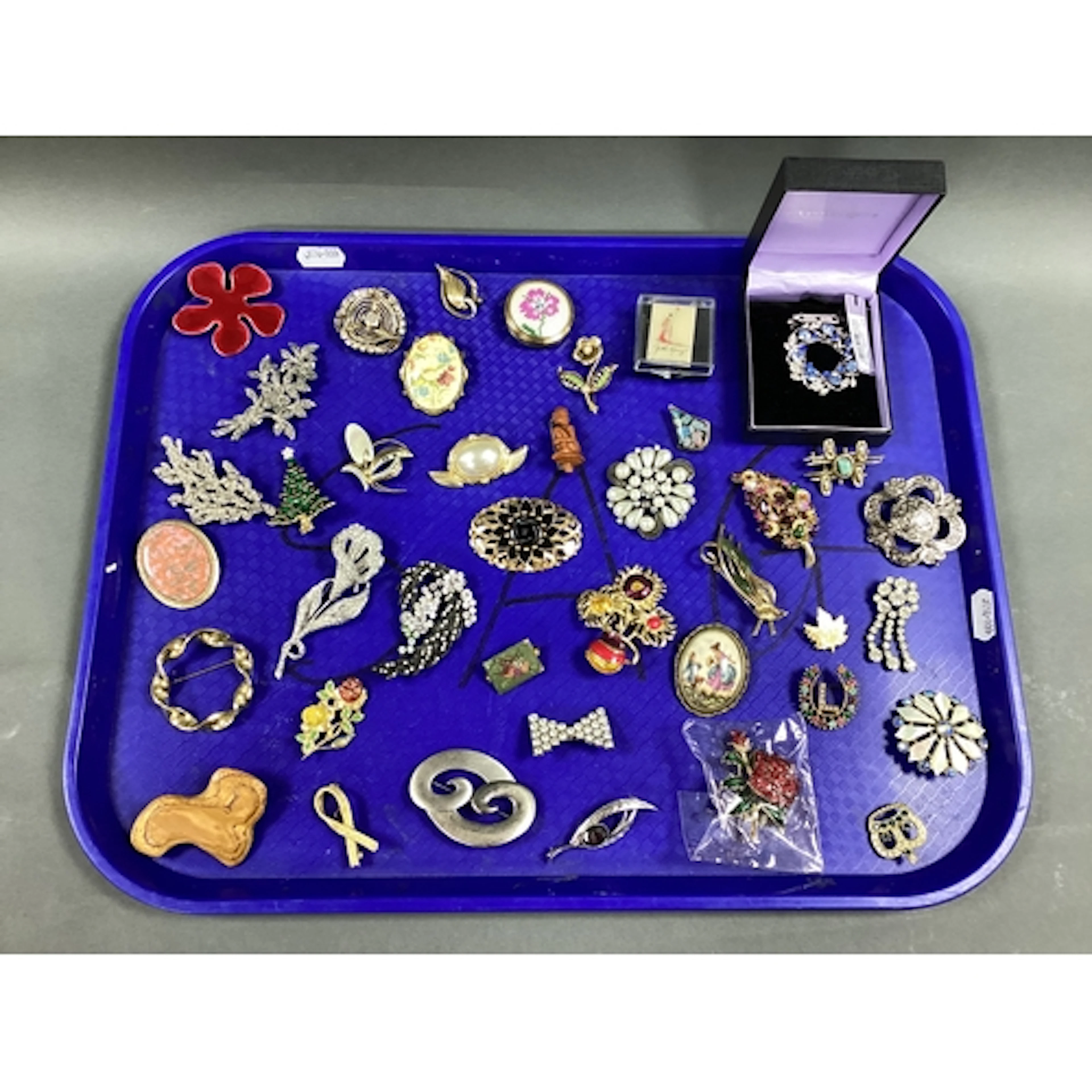 A Collection of Assorted Brooches, including a minimalist st...