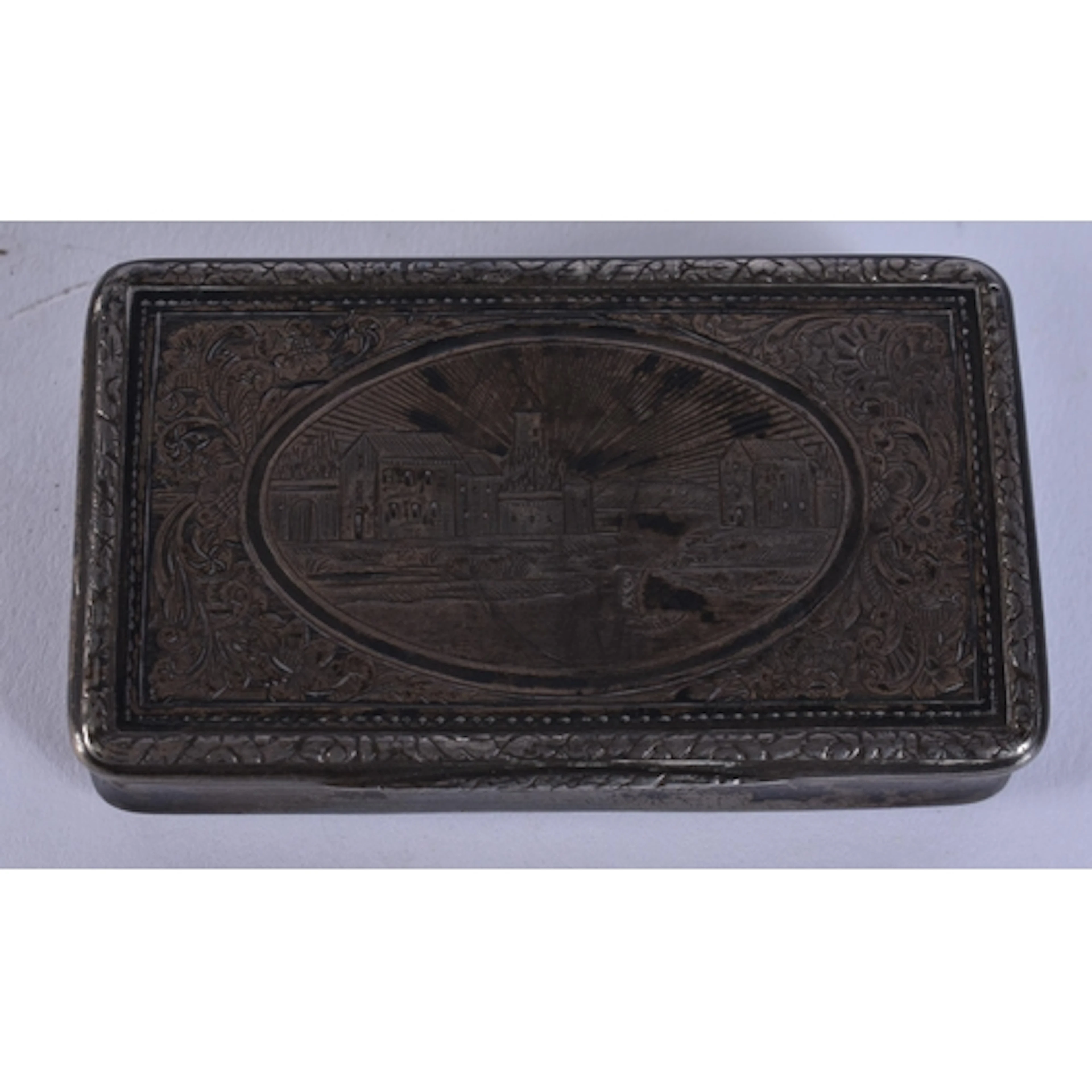 AN EARLY 19TH CENTURY CONTINENTAL SILVER NIELLO SNUFF BOX de...