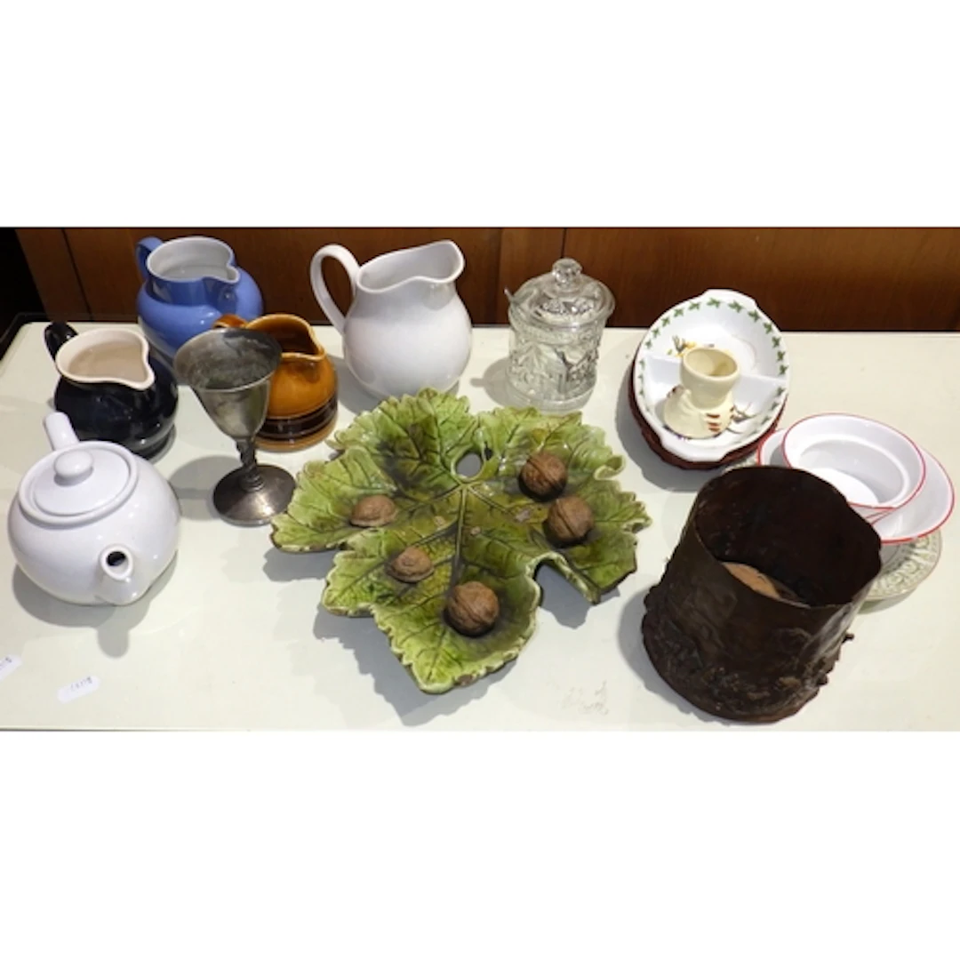 A qty of ceramics, glassware & linen (2)