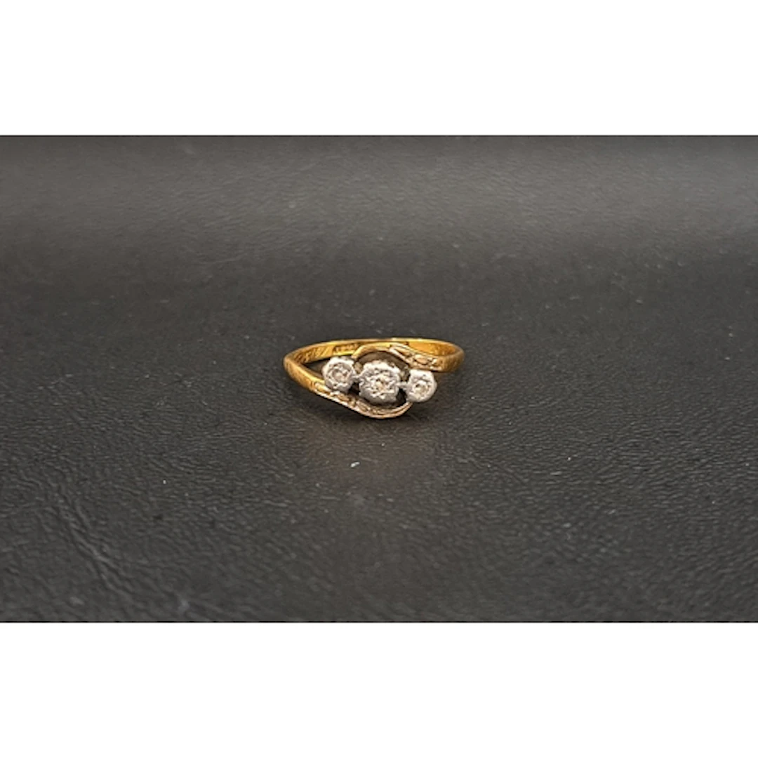 DIAMOND THREE STONE RING the diamonds totalling approximatel...