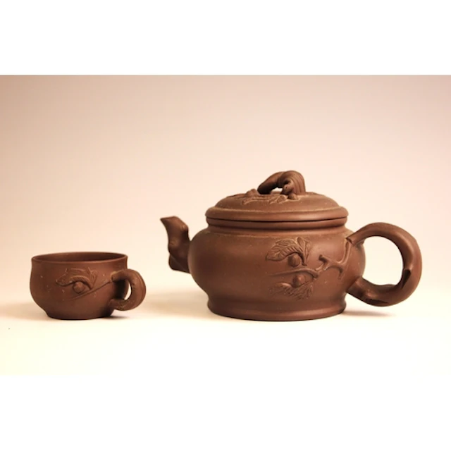 A Chinese Yixing pottery teapot, early 20th century, with mo...