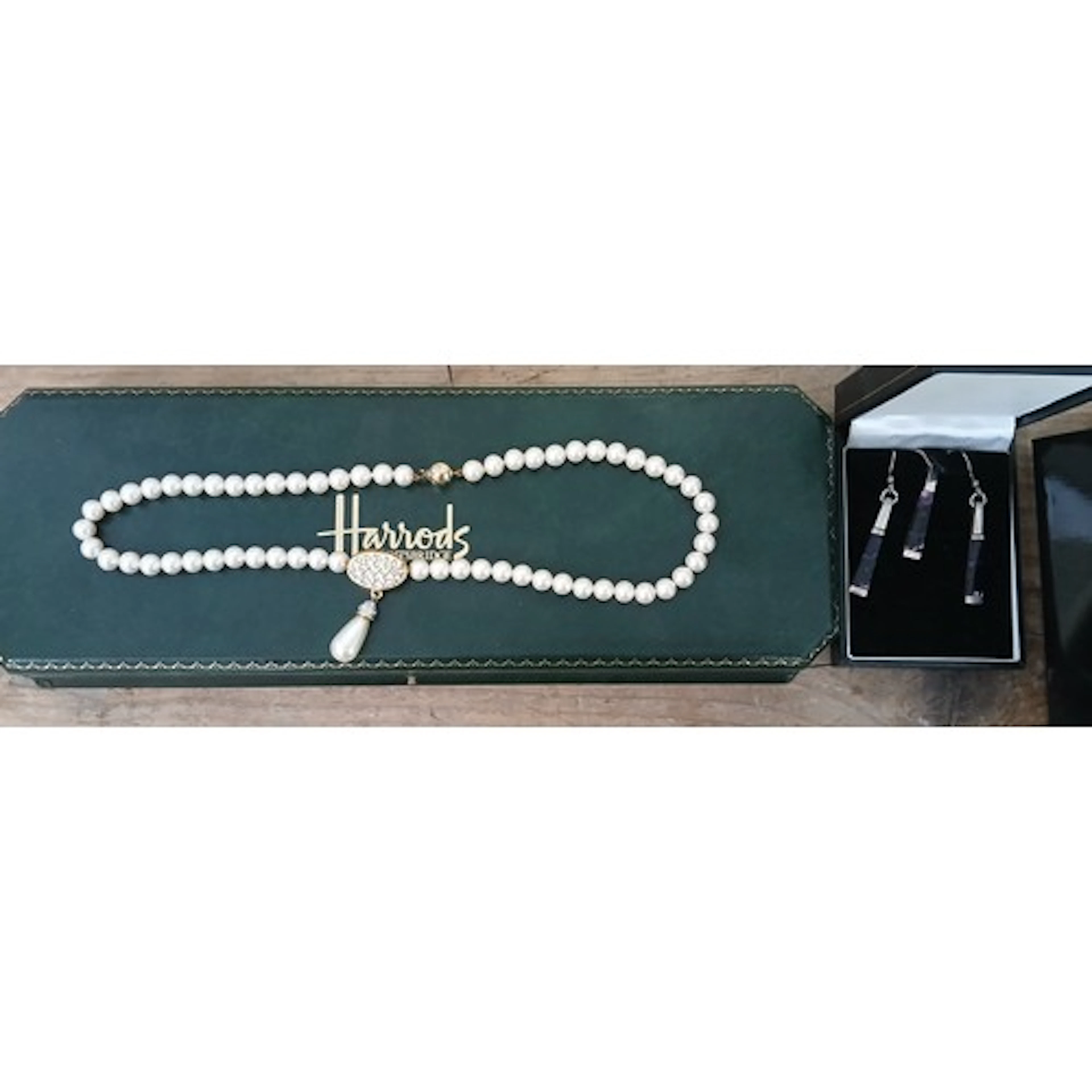 A Harrods Duchess of Windsor simulated pearl necklace and a ...