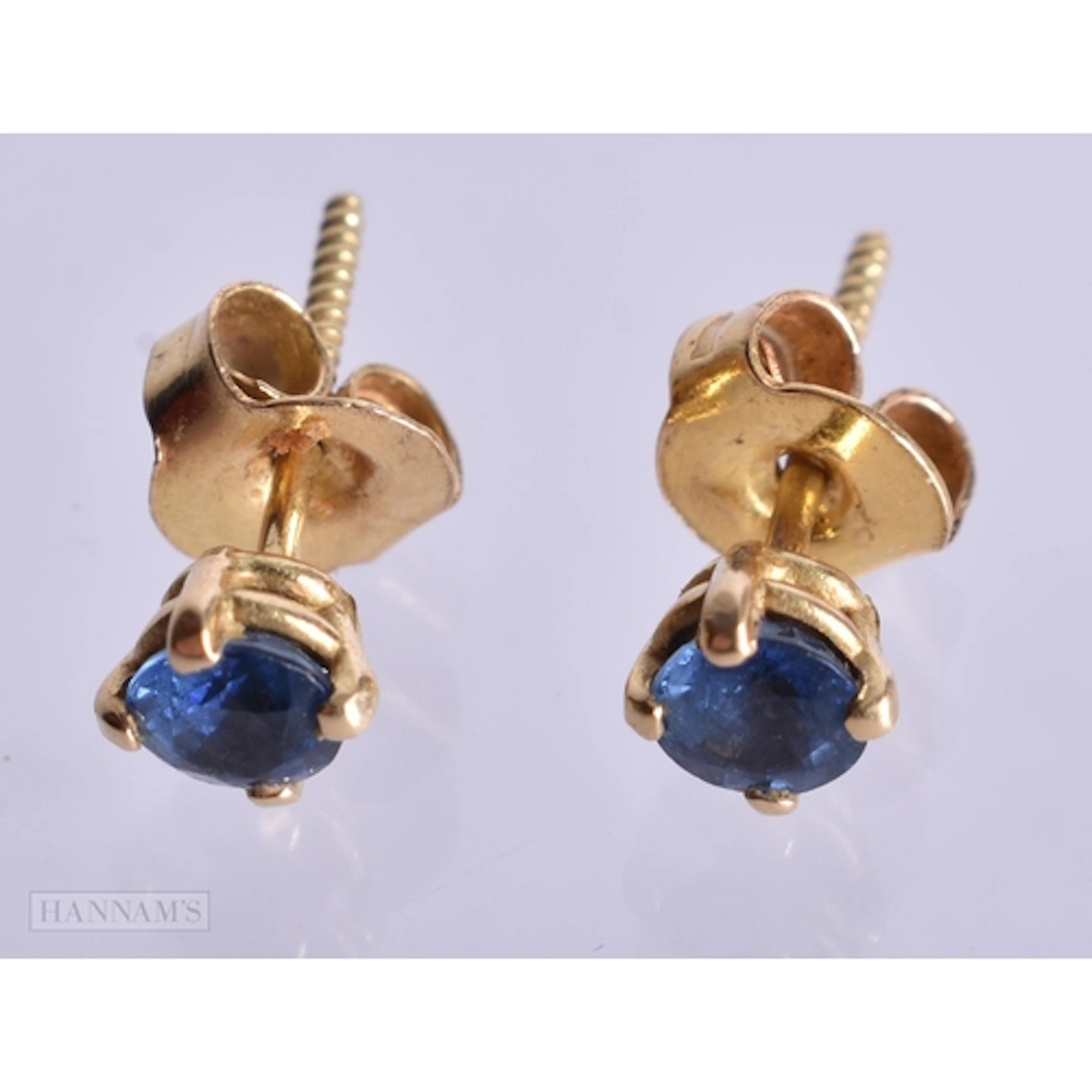 18ct gold sapphire stud earrings (1.2g). 0.5 cm x 0.5 cm.