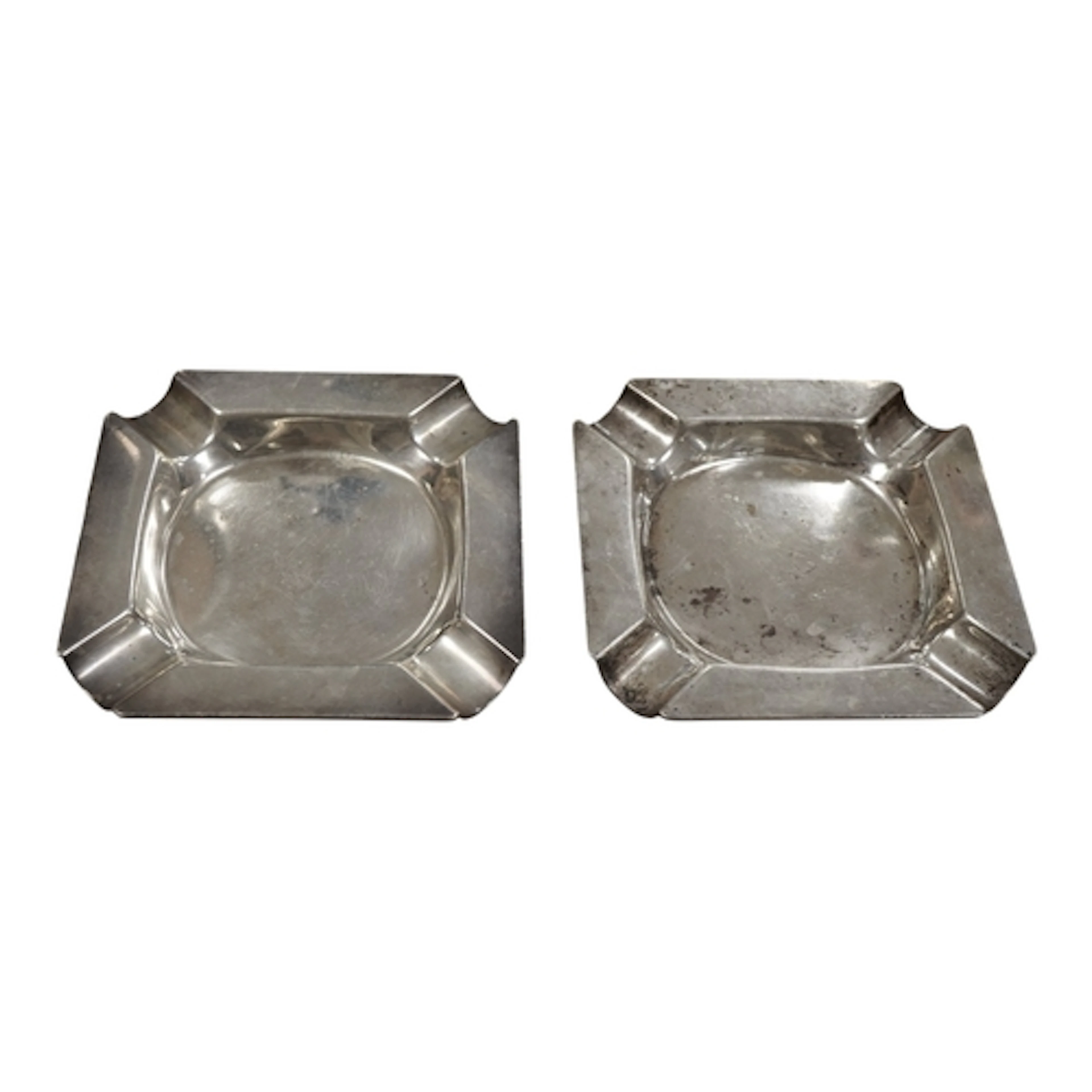 A pair of Elizabeth II silver ashtrays by Mappin & Webb, Lon...