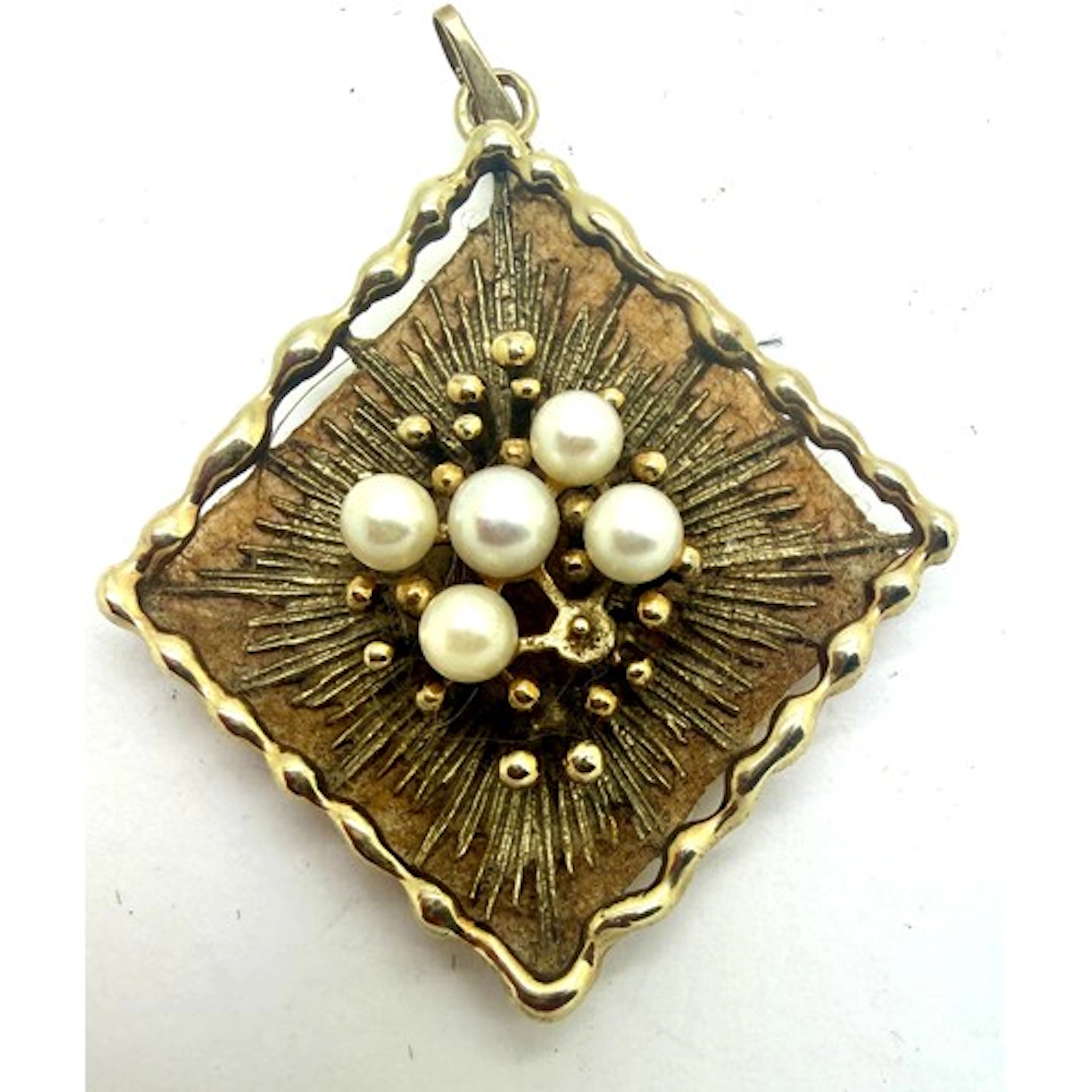 A 9 carat gold pendant set with seed pearls. 4cm x 4cm. Weig...