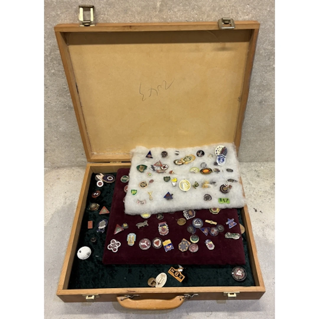 A good collection of enamel motoring and other pin badges. E...