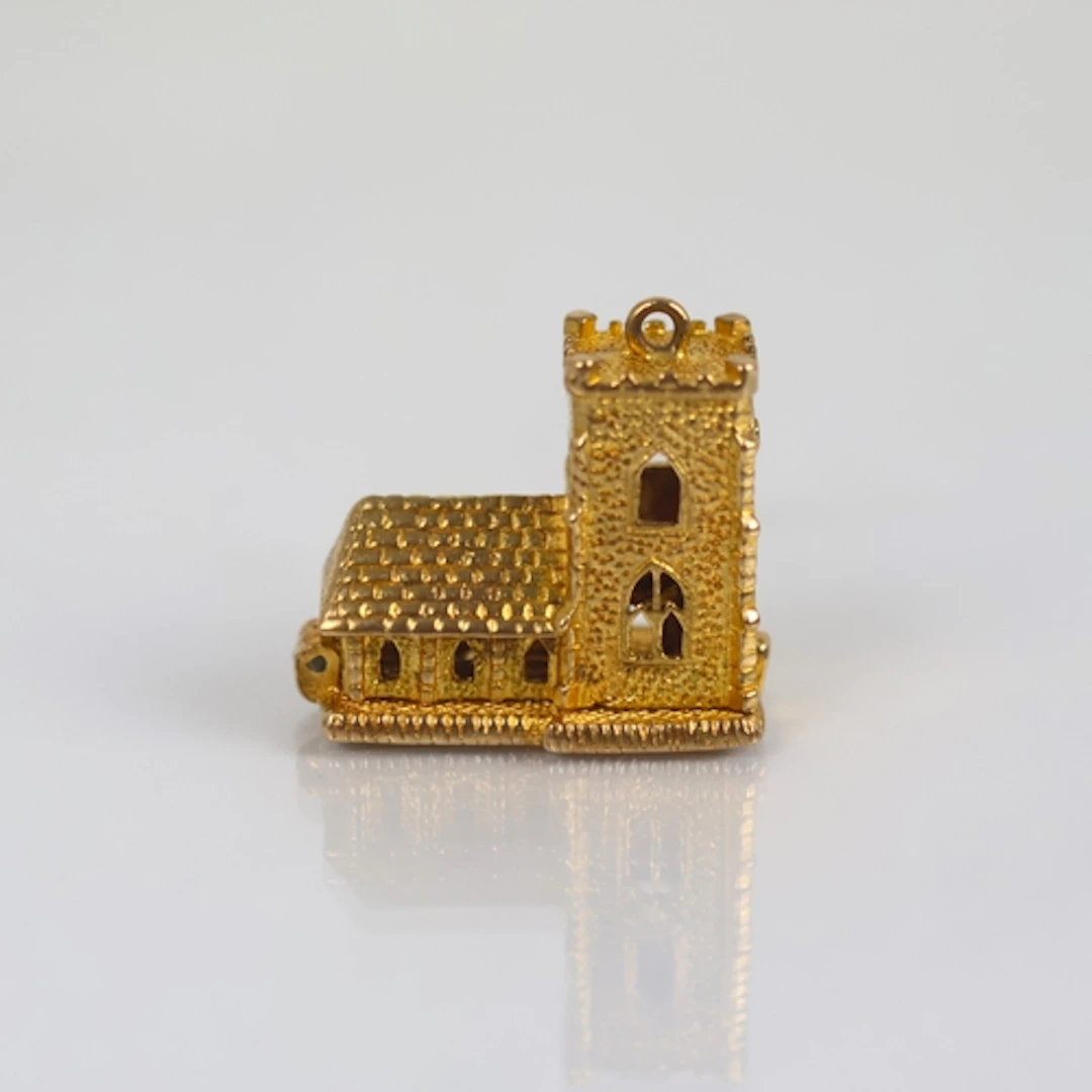 A late 20th century 9ct gold novelty charm, modelled as a ch...