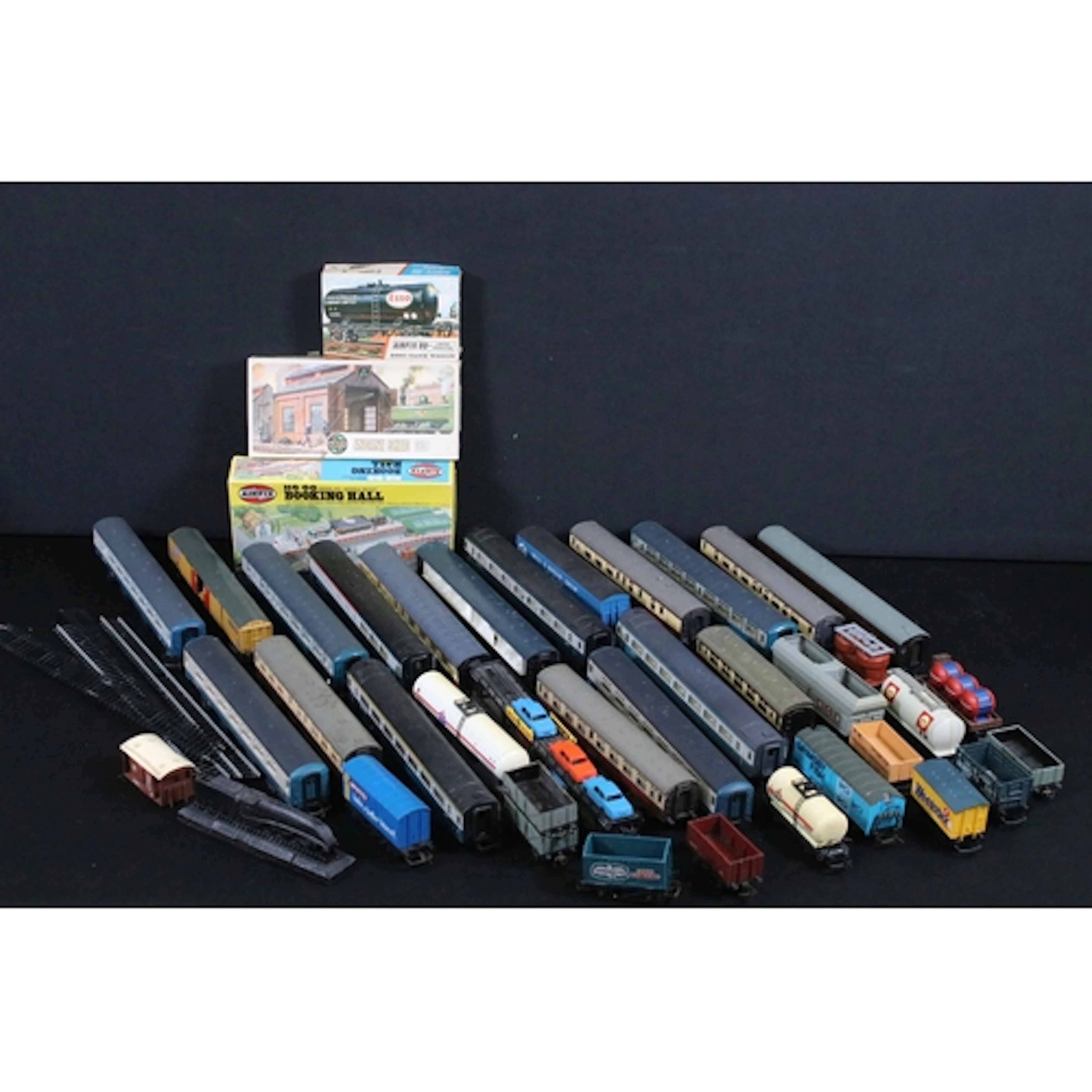 Around 60 OO gauge items of rolling stock to include coaches...