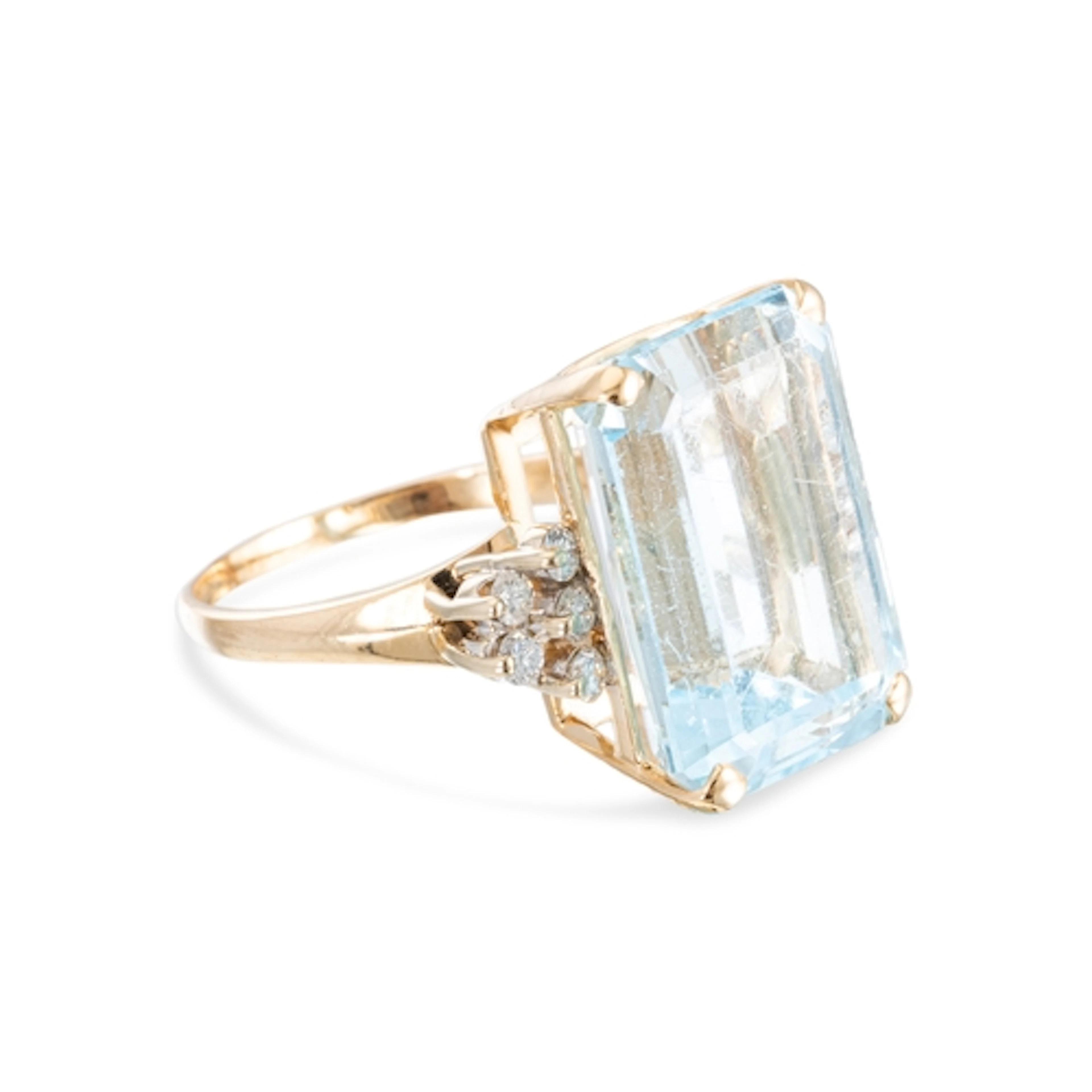 A TOPAZ AND DIAMOND RING, the rectangular topaz to diamond s...