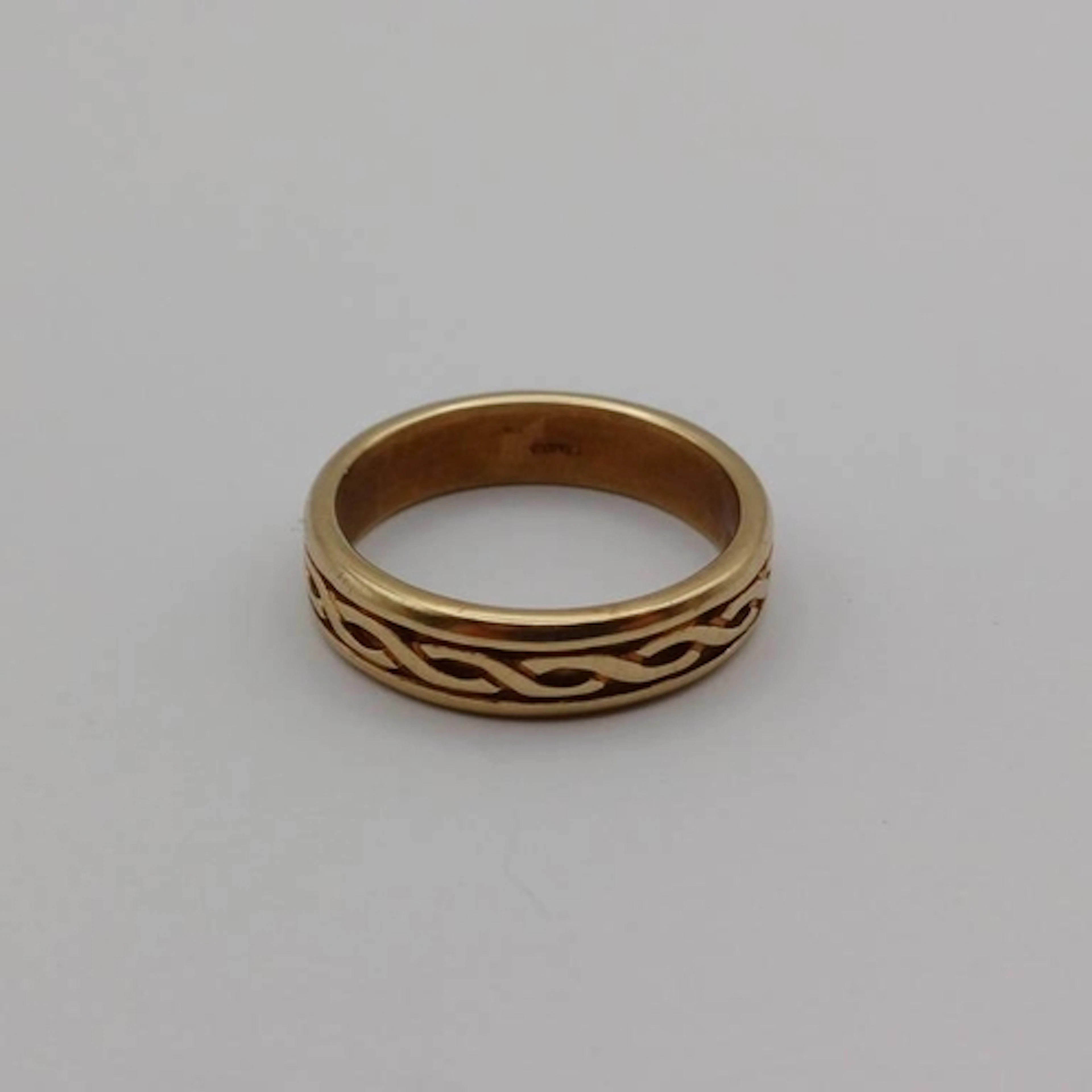 SCOTTISH 9CT GOLD CELTIC DESIGN WEDDING BAND BY SHEILA FLEET...