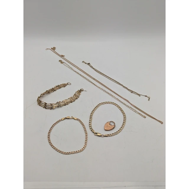Mixed 9ct gold jewellery to include a gate link bracelet, a ...