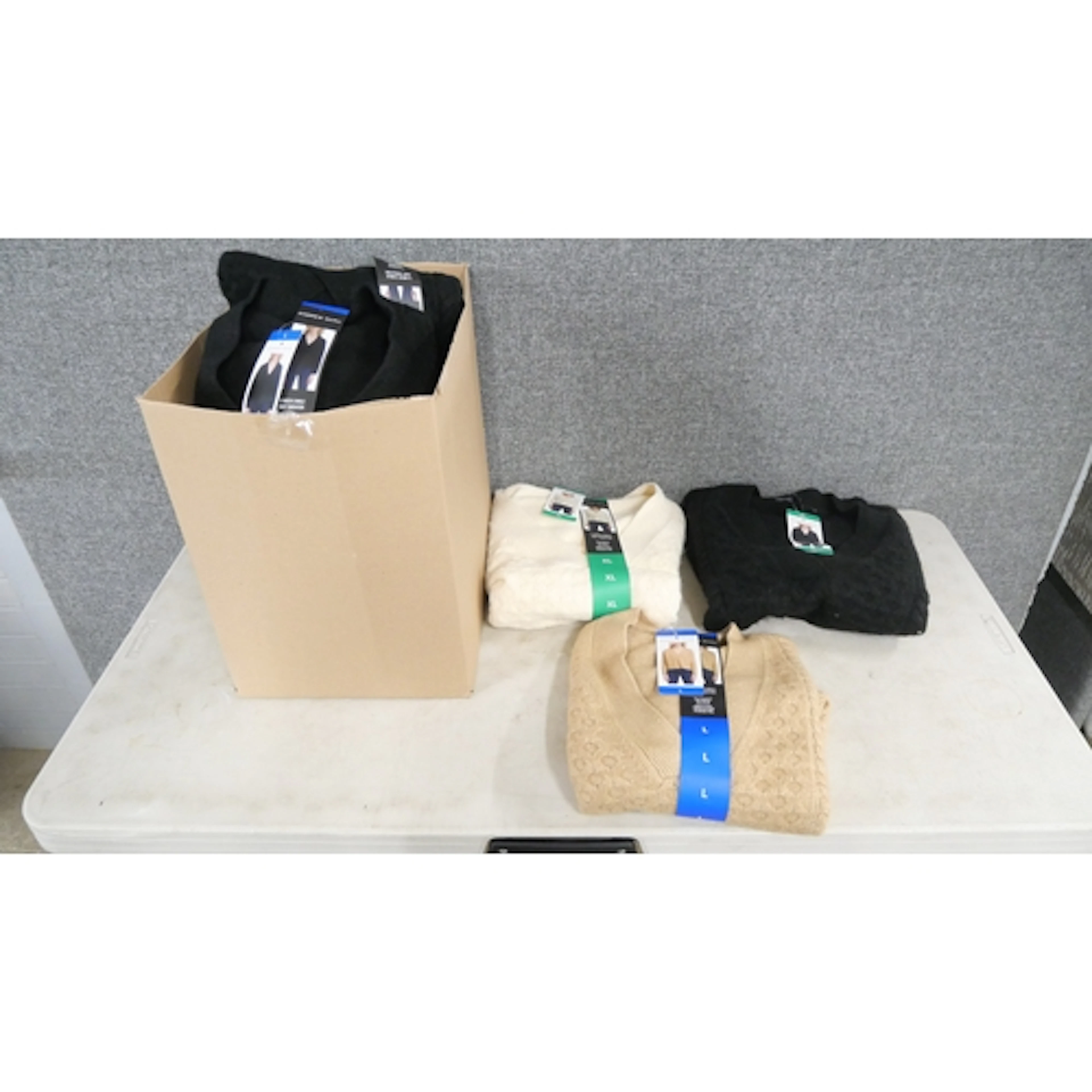A quantity of Andrew marc v neck cable sweaters (395-378) *T...