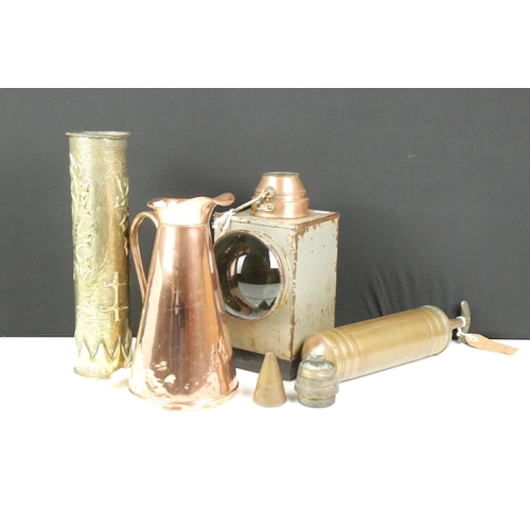 Quantity of metalware to include WW1 trench art shell case, ...