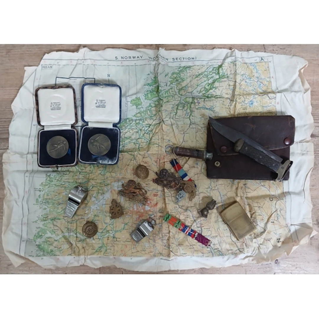 A mixed lot of militaria and collectables.