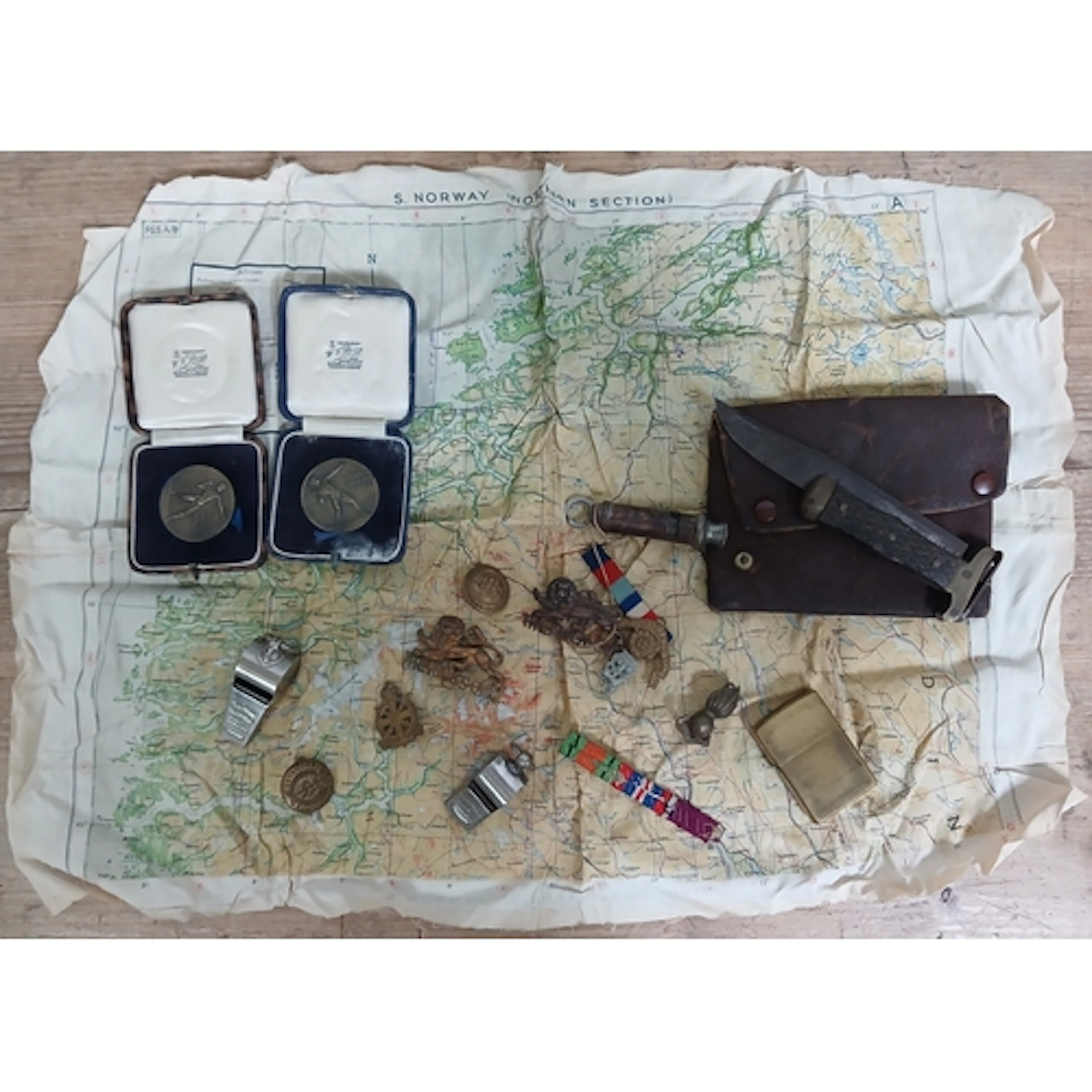 A mixed lot of militaria and collectables.