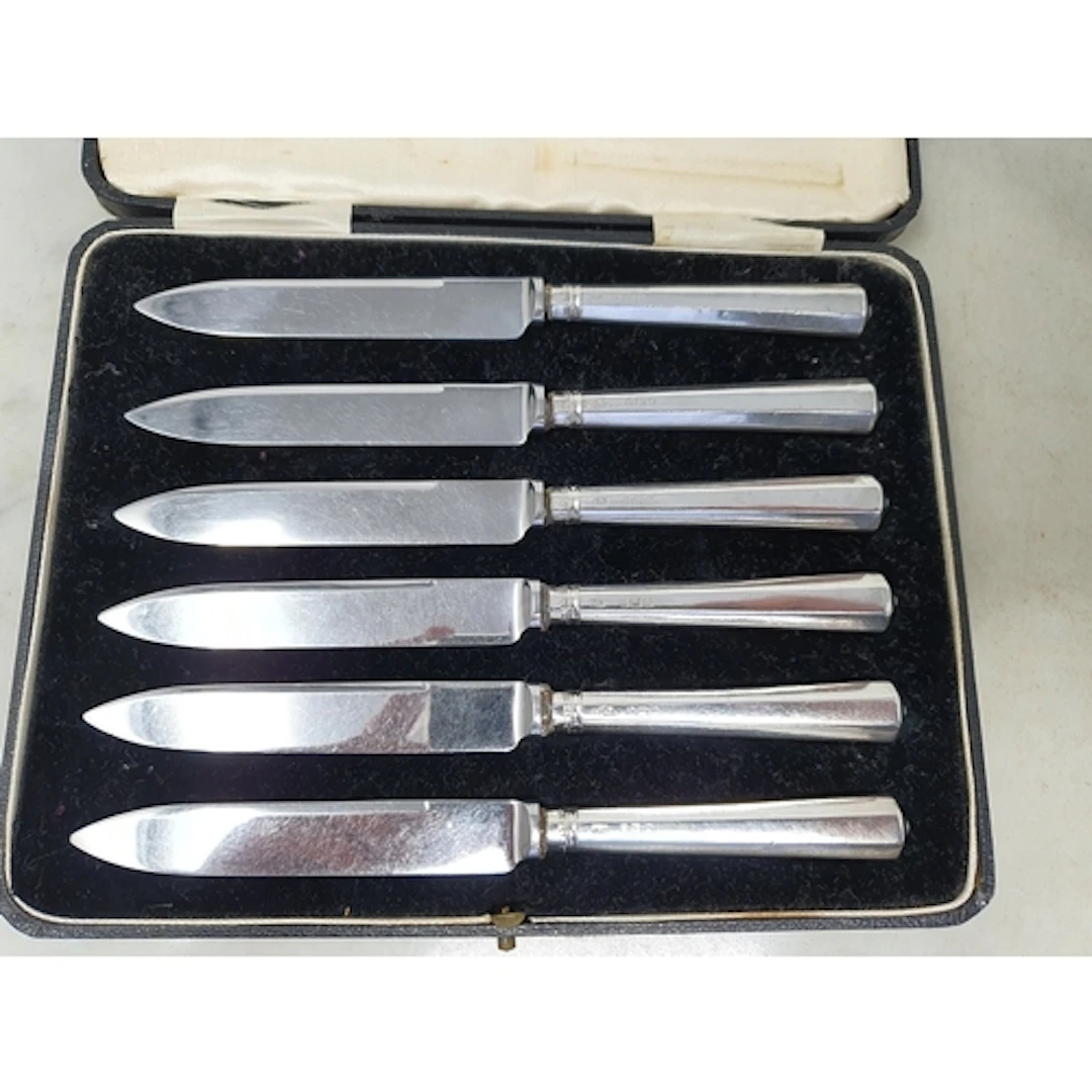 Six George V silver handled Cake Knives, London 1931, in cas...