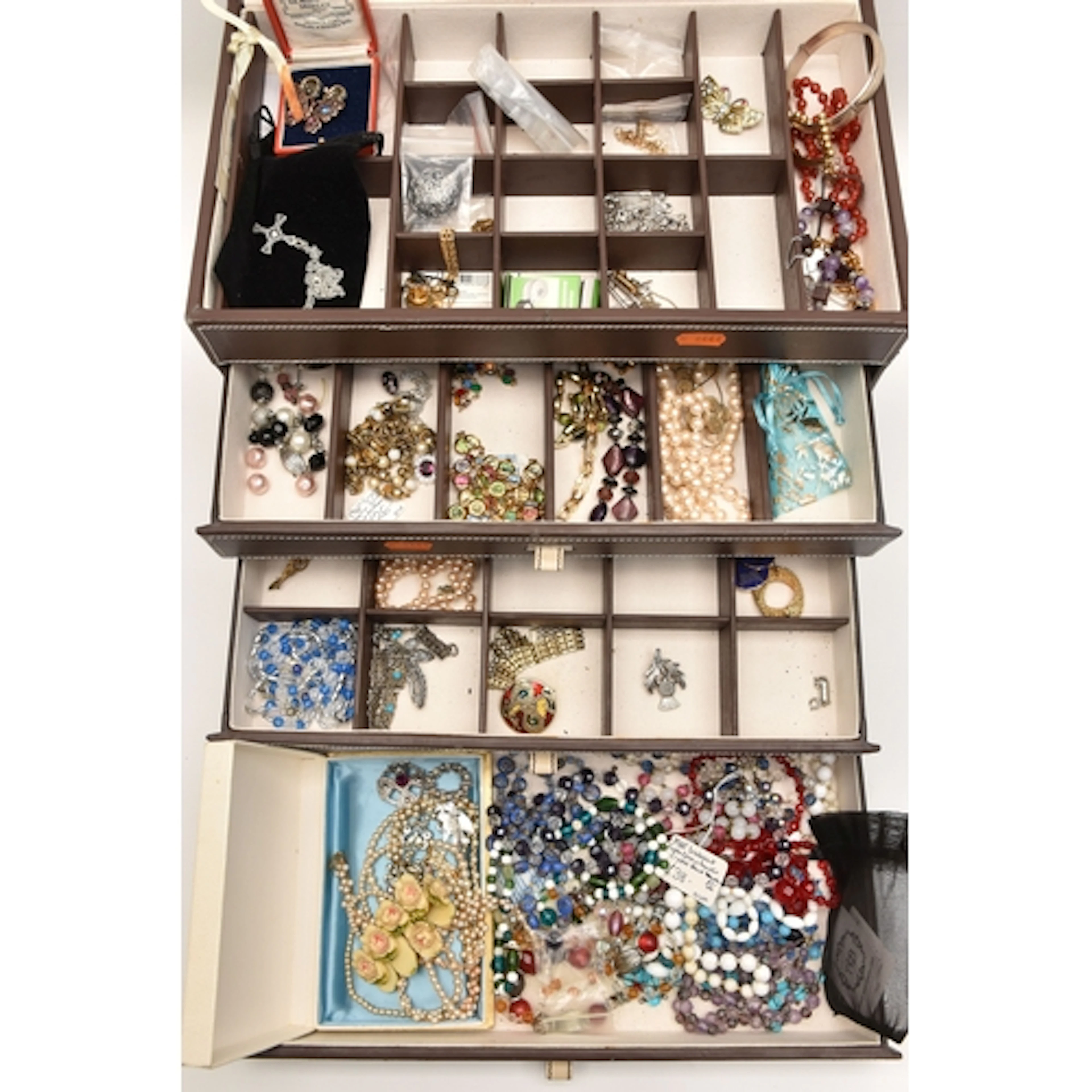 A JEWELLERY BOX OF ASSORTED JEWELLERY, to include a silver h...