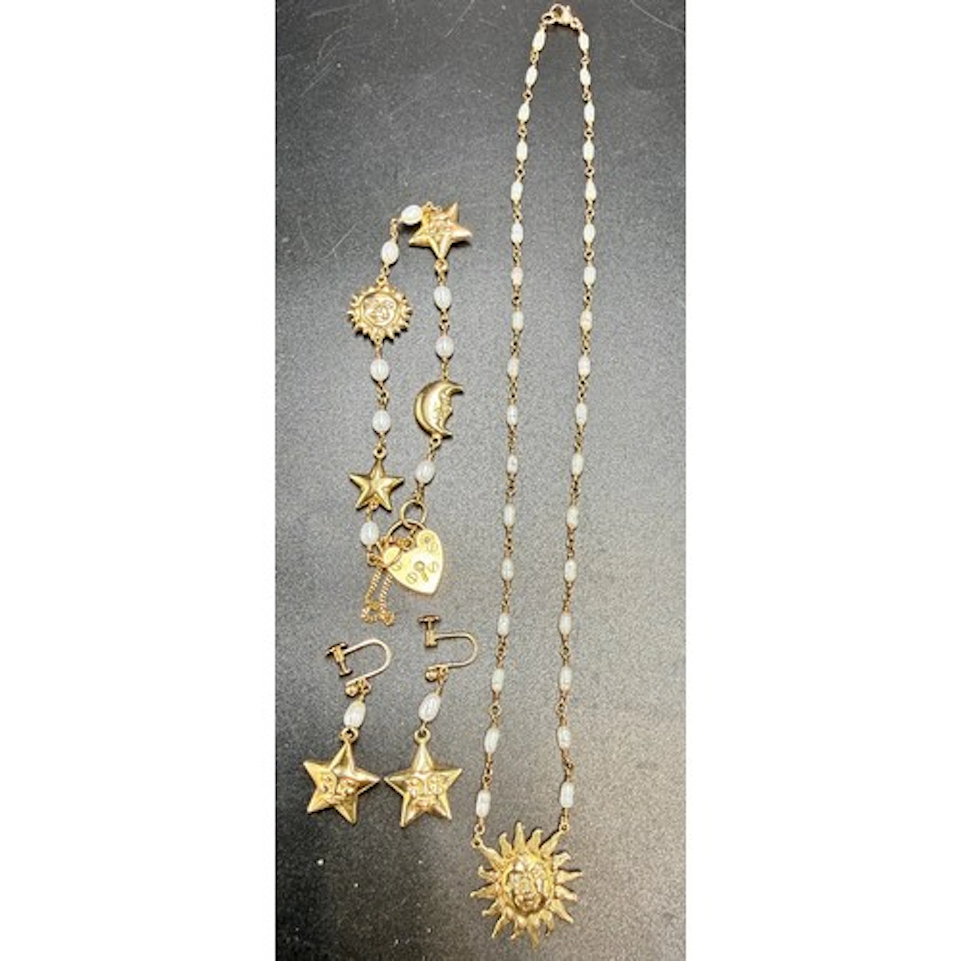 Cultured pearl and 9 carat gold necklace, bracelet and match...