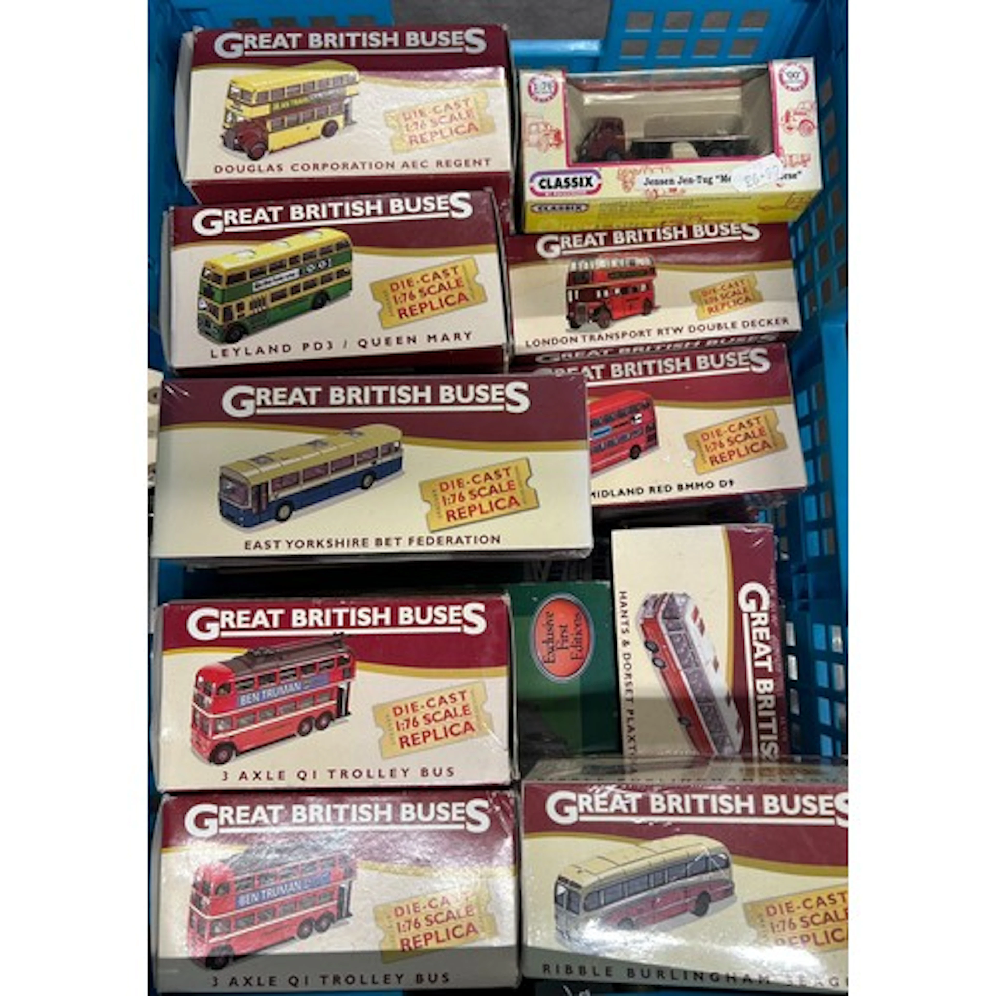 A small quantity of 1:76 scale buses. 2x EFE Southdown 2 veh...