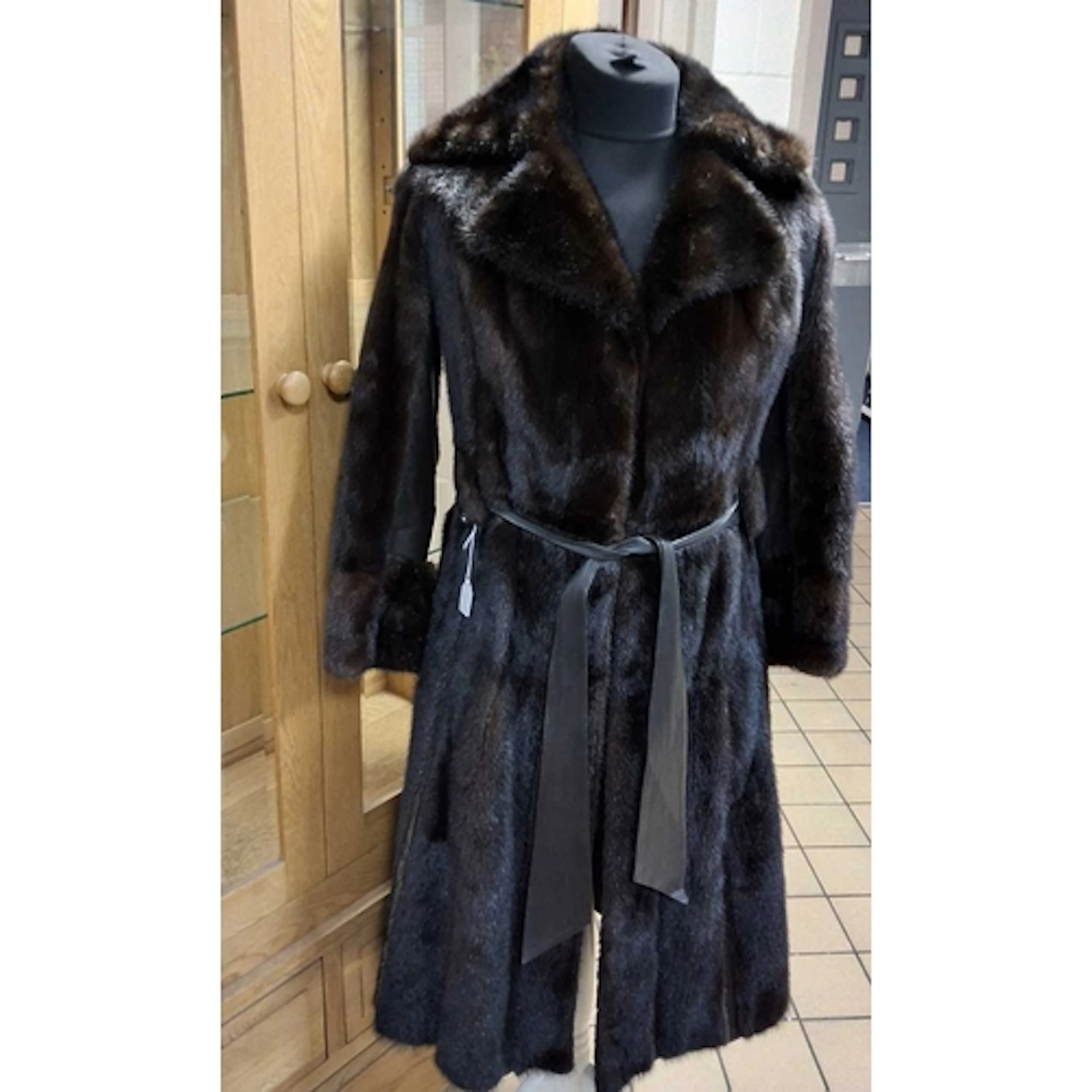 MID 20TH CENTURY LONG LENGTH DARK BROWN MINK FUR COAT, featu...