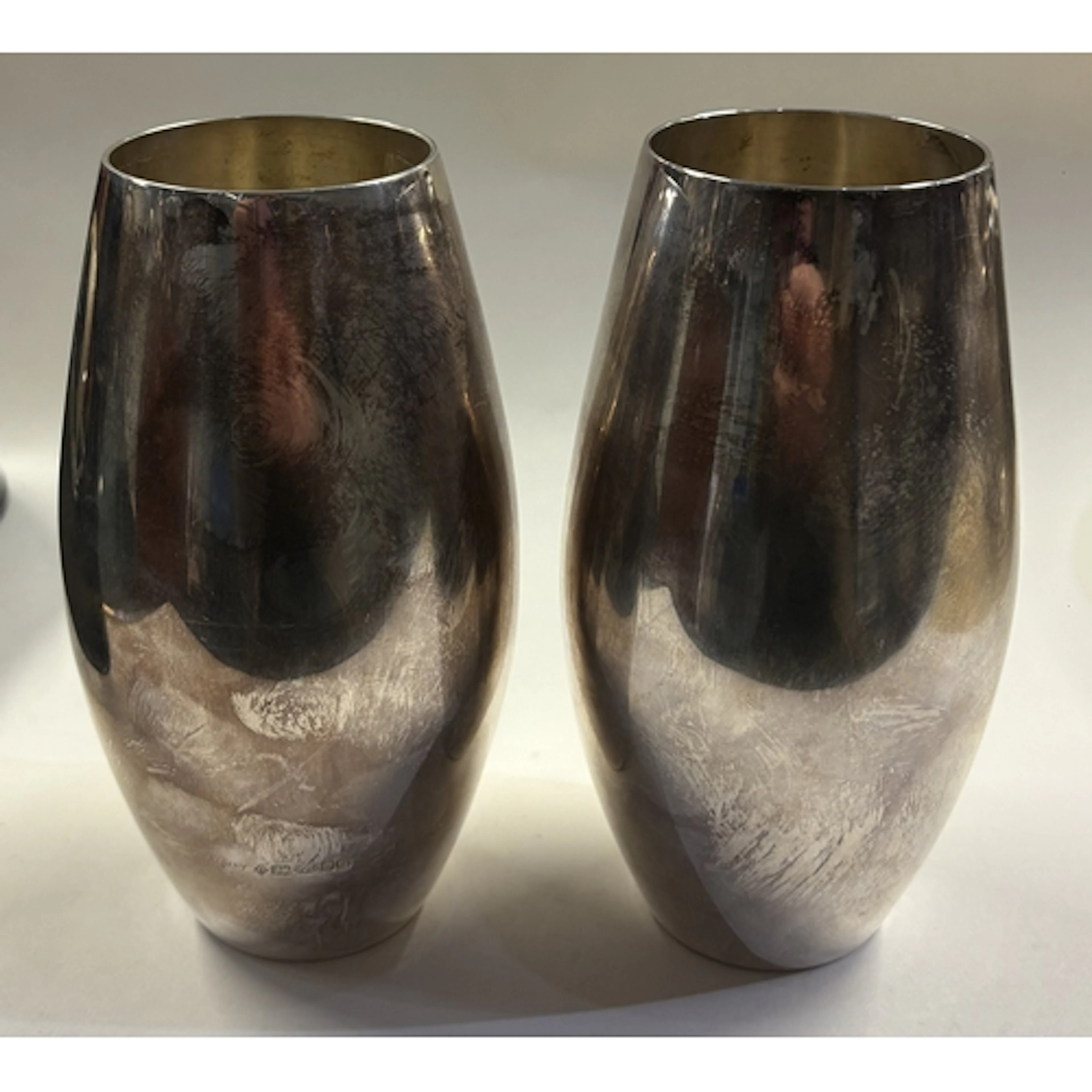 ASPREY & CO: A rare pair of silver wine beakers. London 2004...