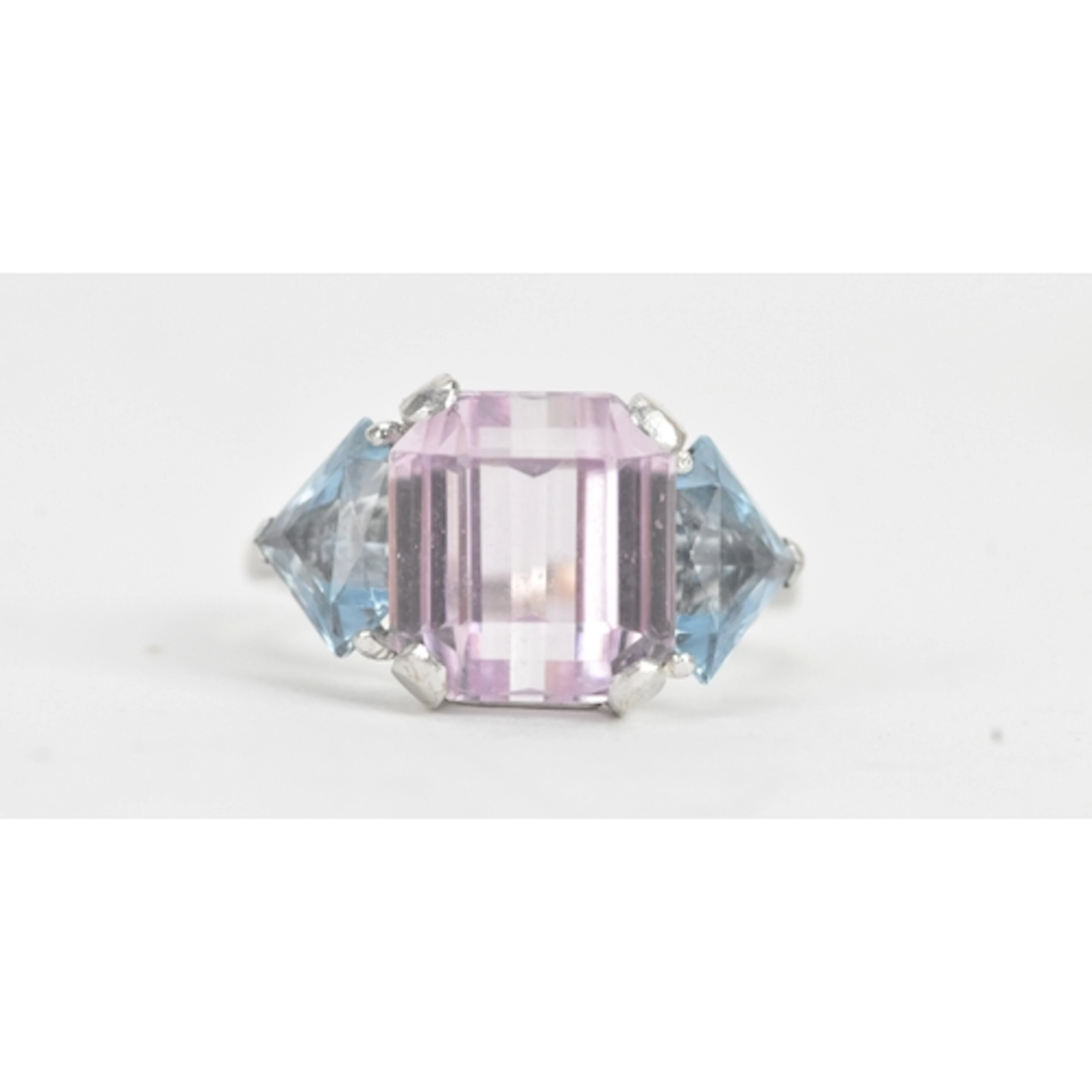 A kunzite and aquamarine white gold dress ring, the central ...