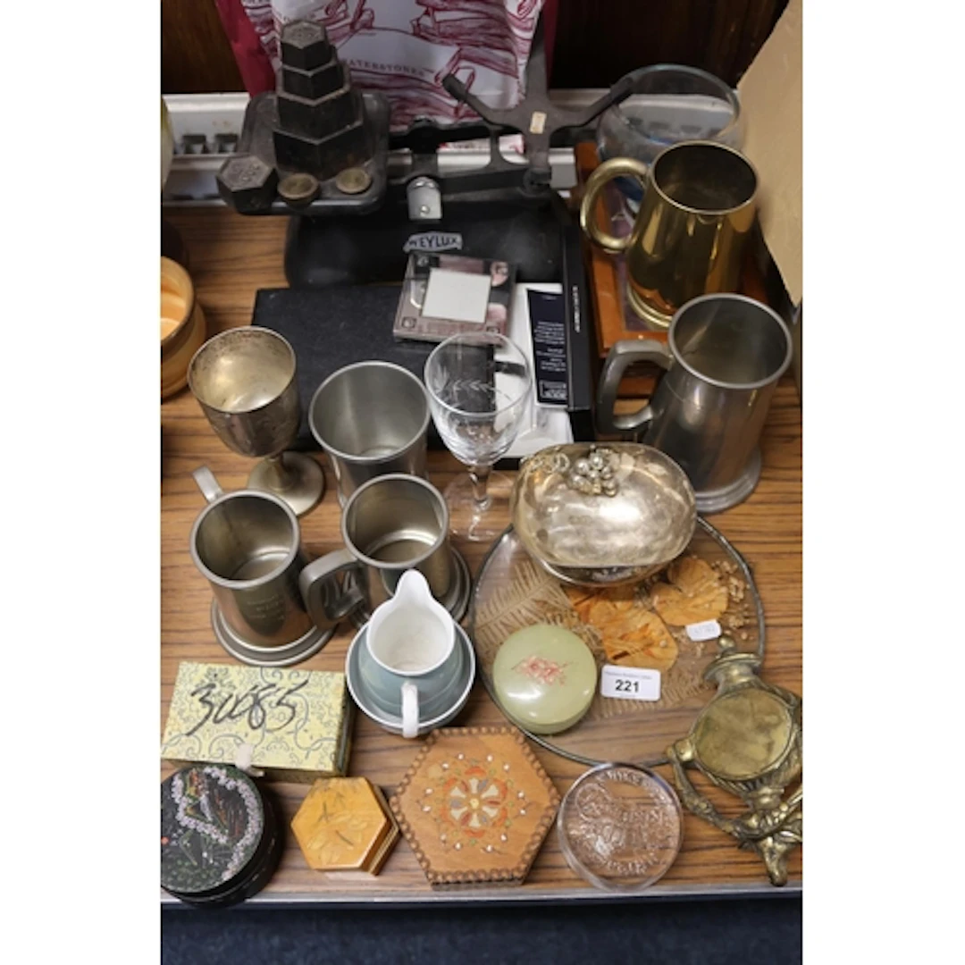 Royal commemorative magazines, white metal tankards and gobl...