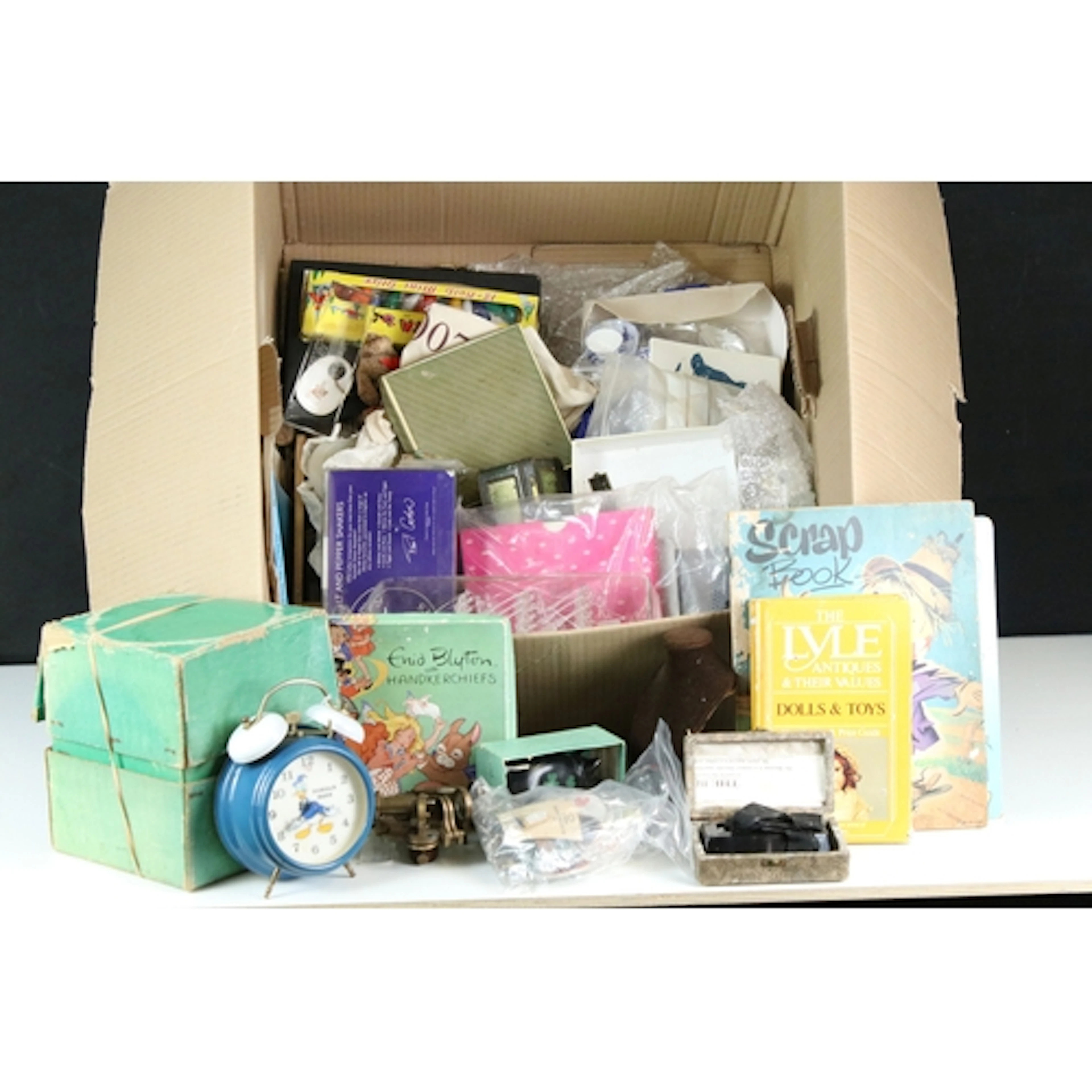 Collection of mixed collectables items, to include: a boxed ...