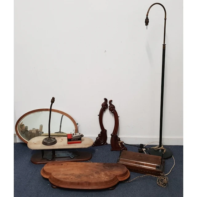 ASSORTMENT OF VINTAGE AND ANTIQUE ITEMS comprising oak carpe...