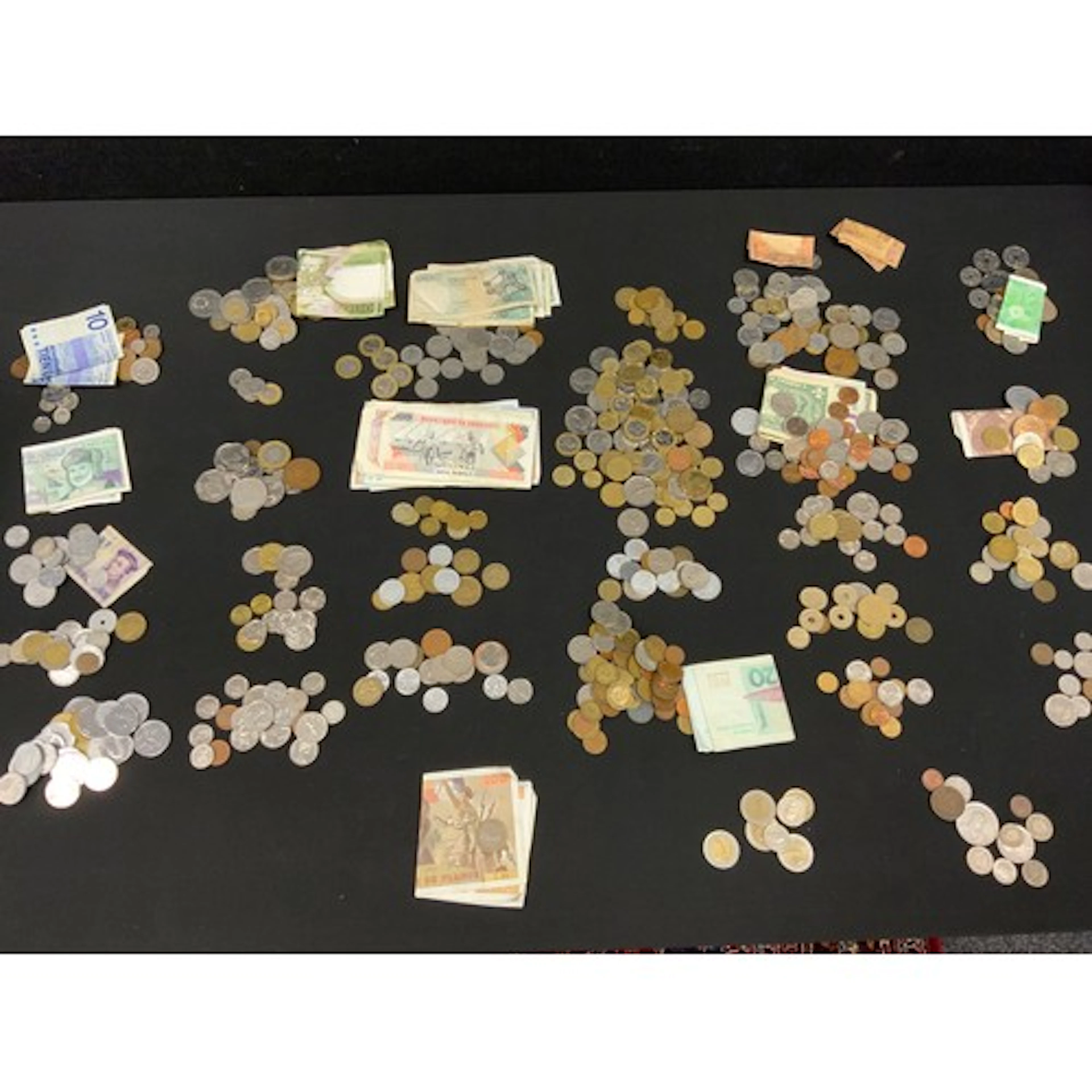 Numismatics - International currency, bank notes and coins i...