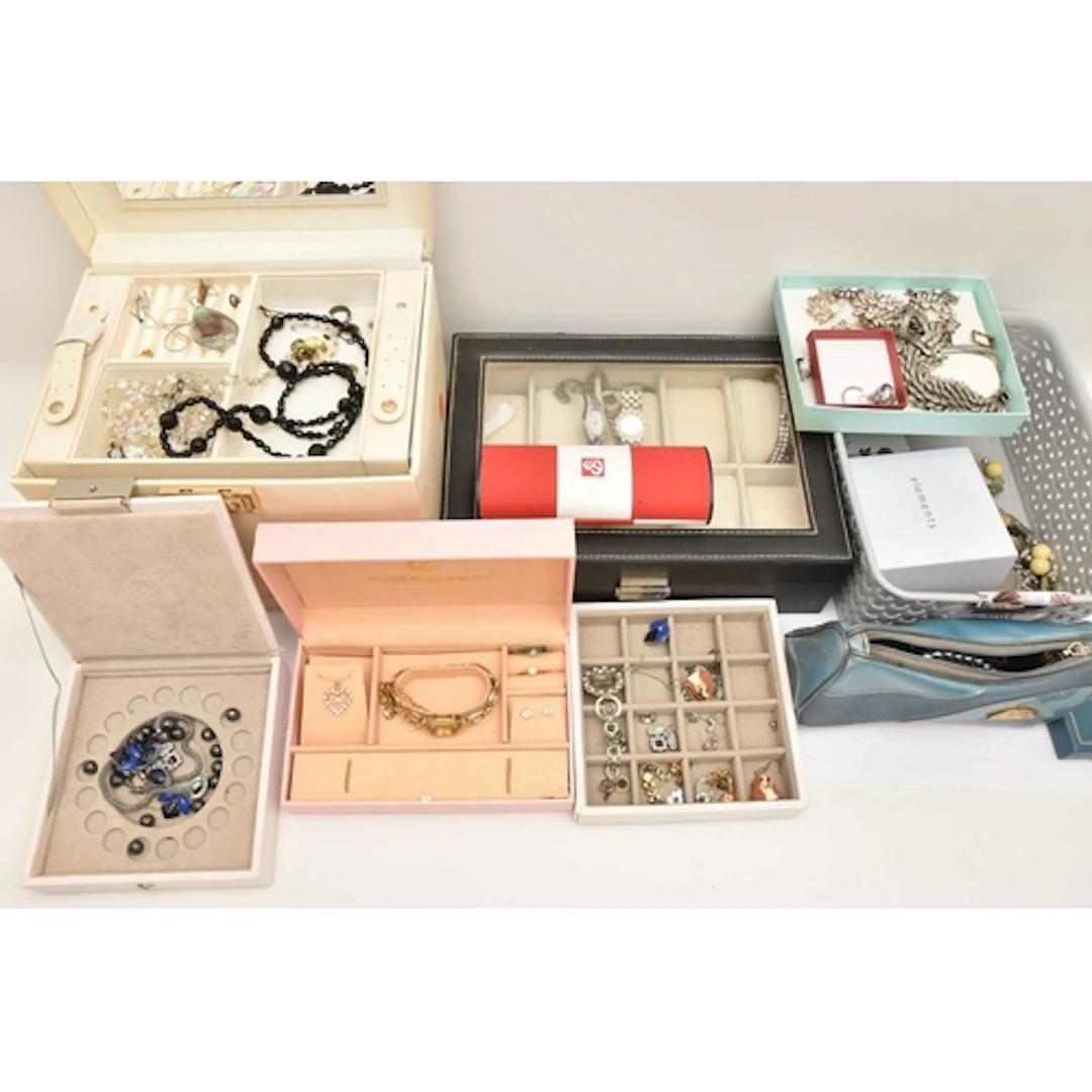A PLASTIC BOX OF ASSORTED COSTUME JEWELLERY AND JEWELLERY BO...