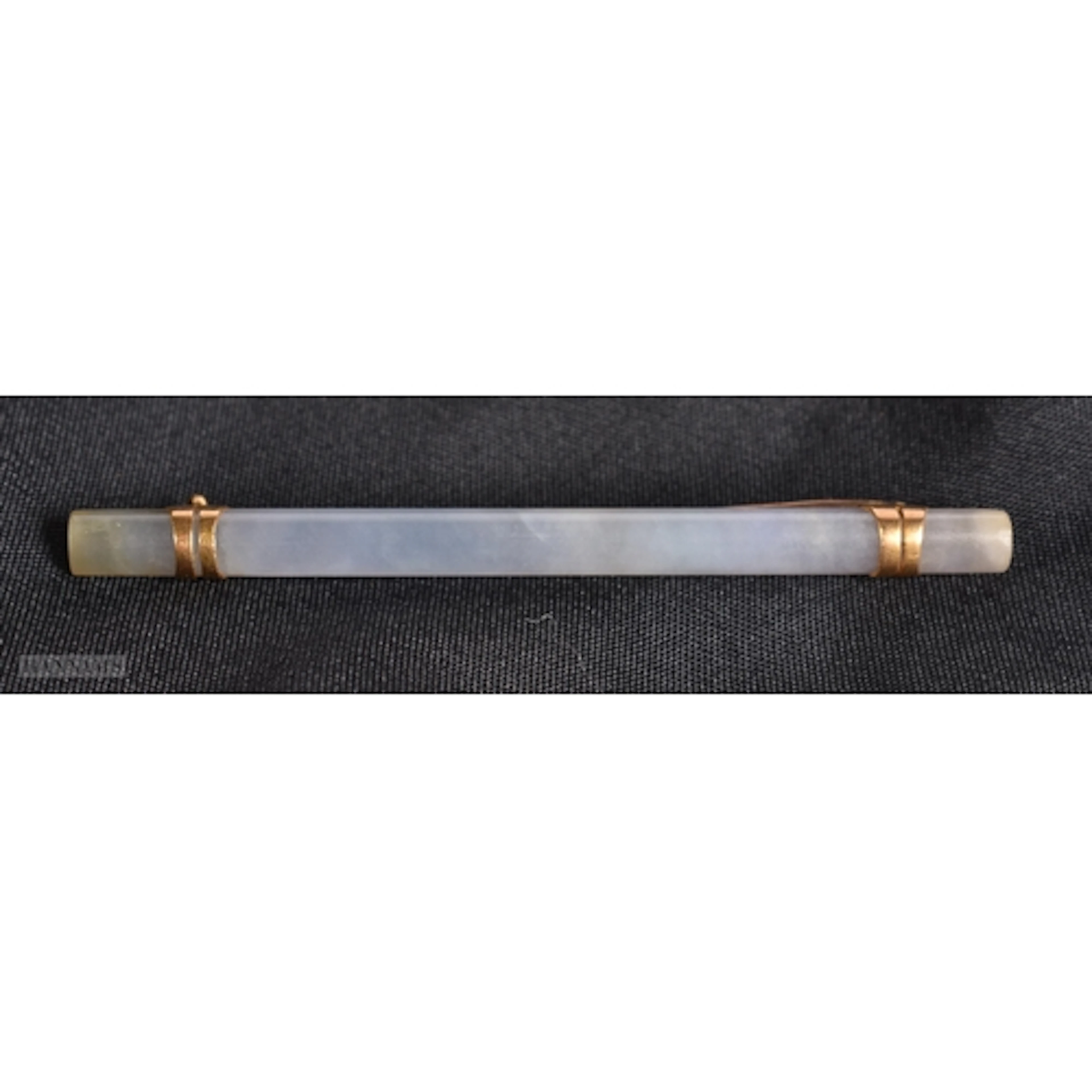 A CHINESE LILAC JADE AND GOLD BAR BROOCH. 4.5 grams. 6.5 cm ...