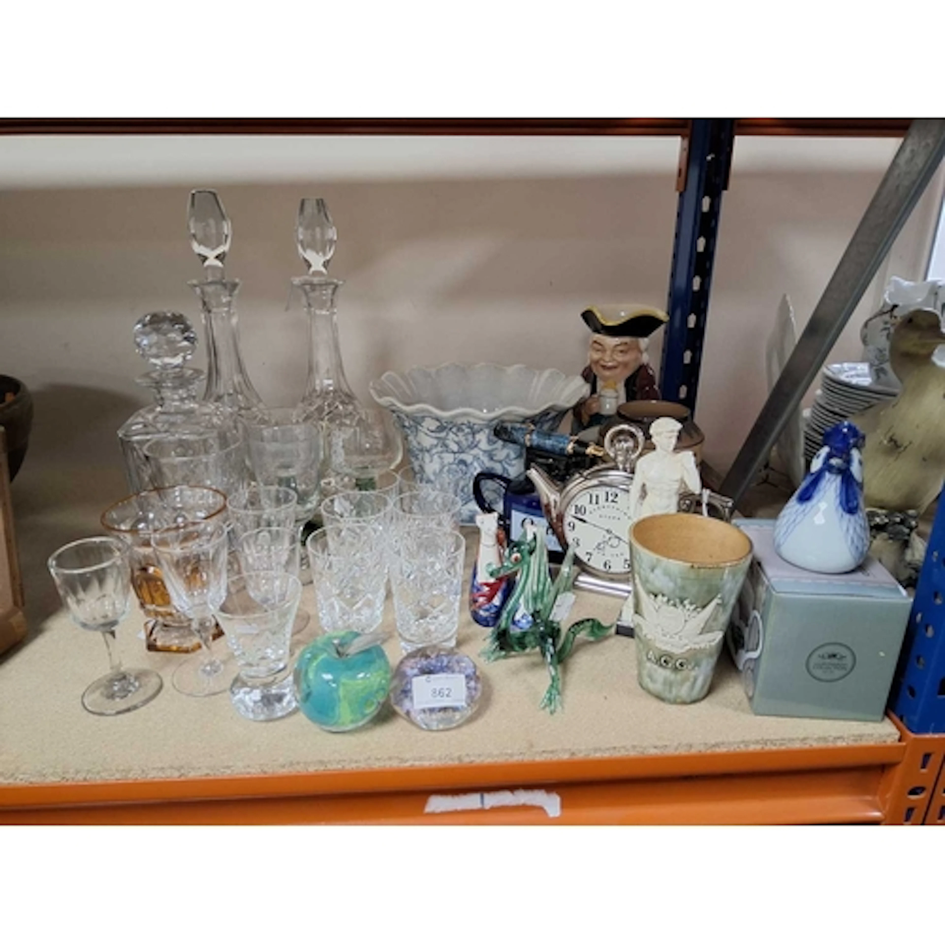 A GROUP OF VINTAGE CERAMICS AND GLASS WARE to include a pair...
