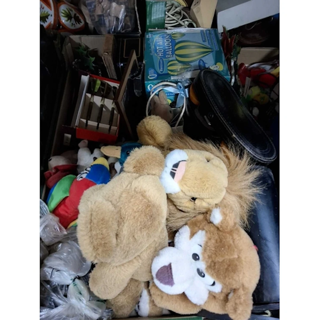 FIVE BOXES AND LOOSE OF VINTAGE HOUSEHOLD ITEMS to include a...
