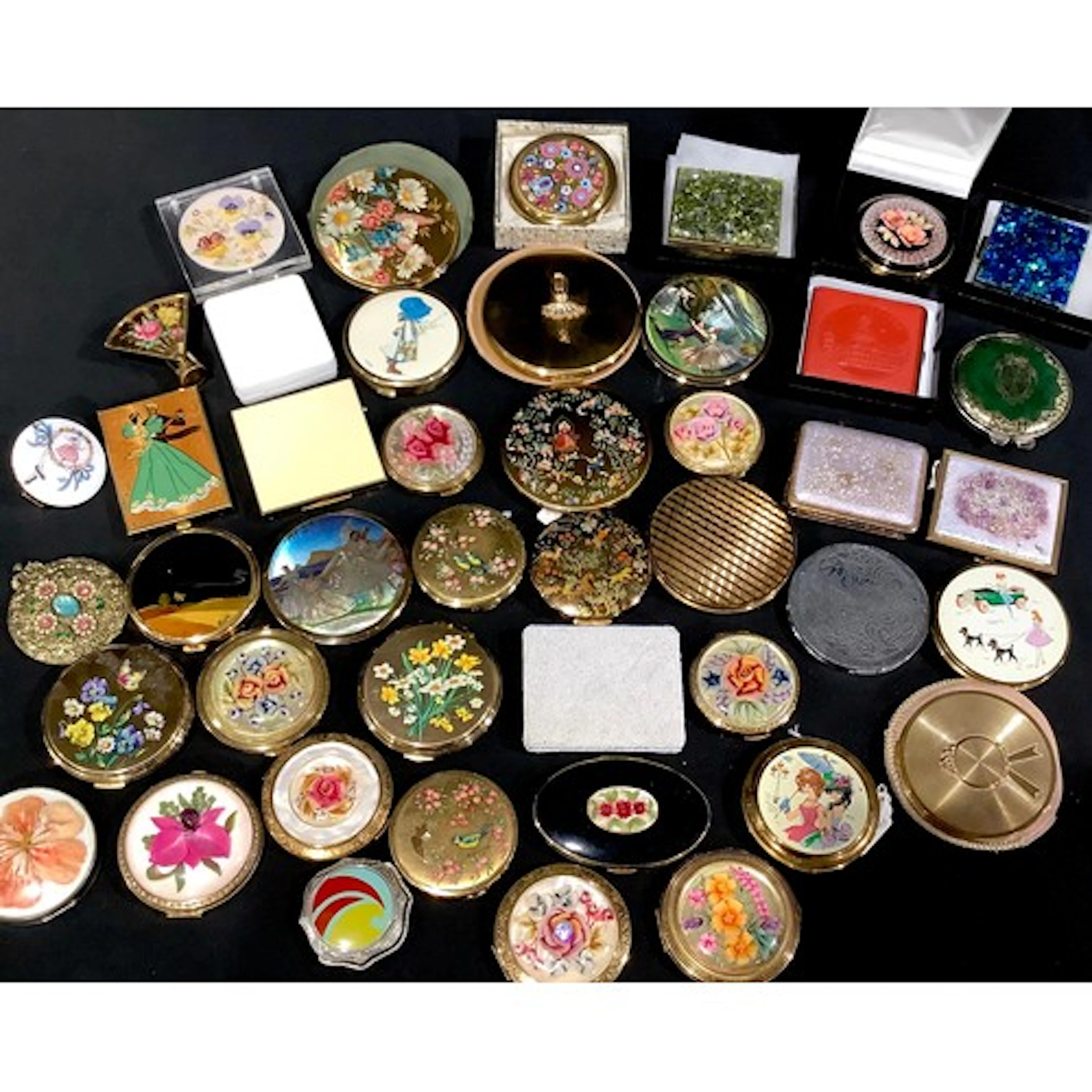 Ladies accessories - a collection of ladies powder compacts ...