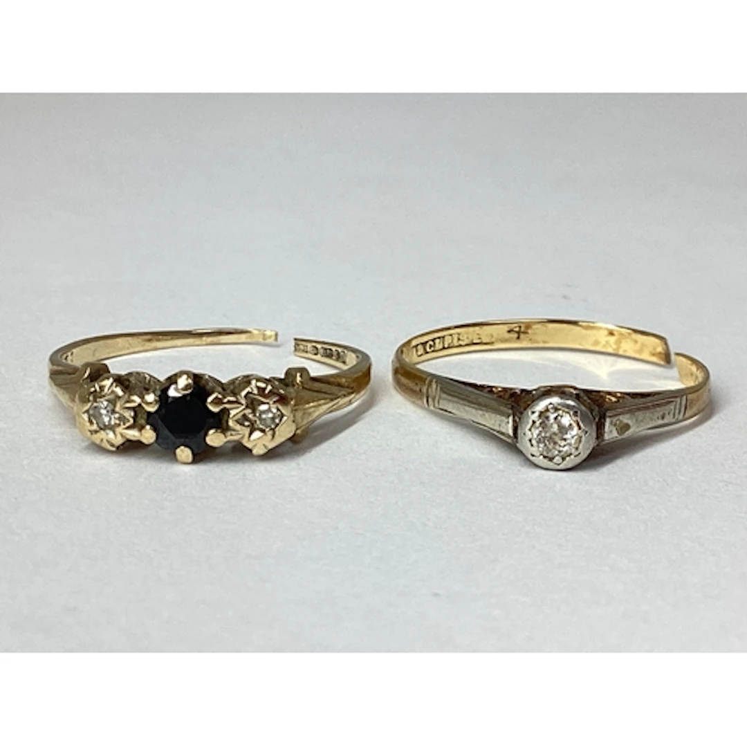 A Dainty 9ct Gold Three Stone Ring, (shank split), the centr...