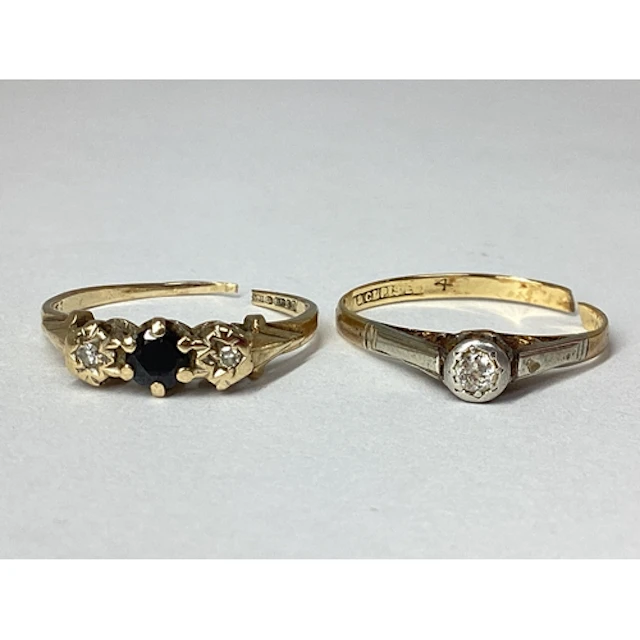A Dainty 9ct Gold Three Stone Ring, (shank split), the centr...