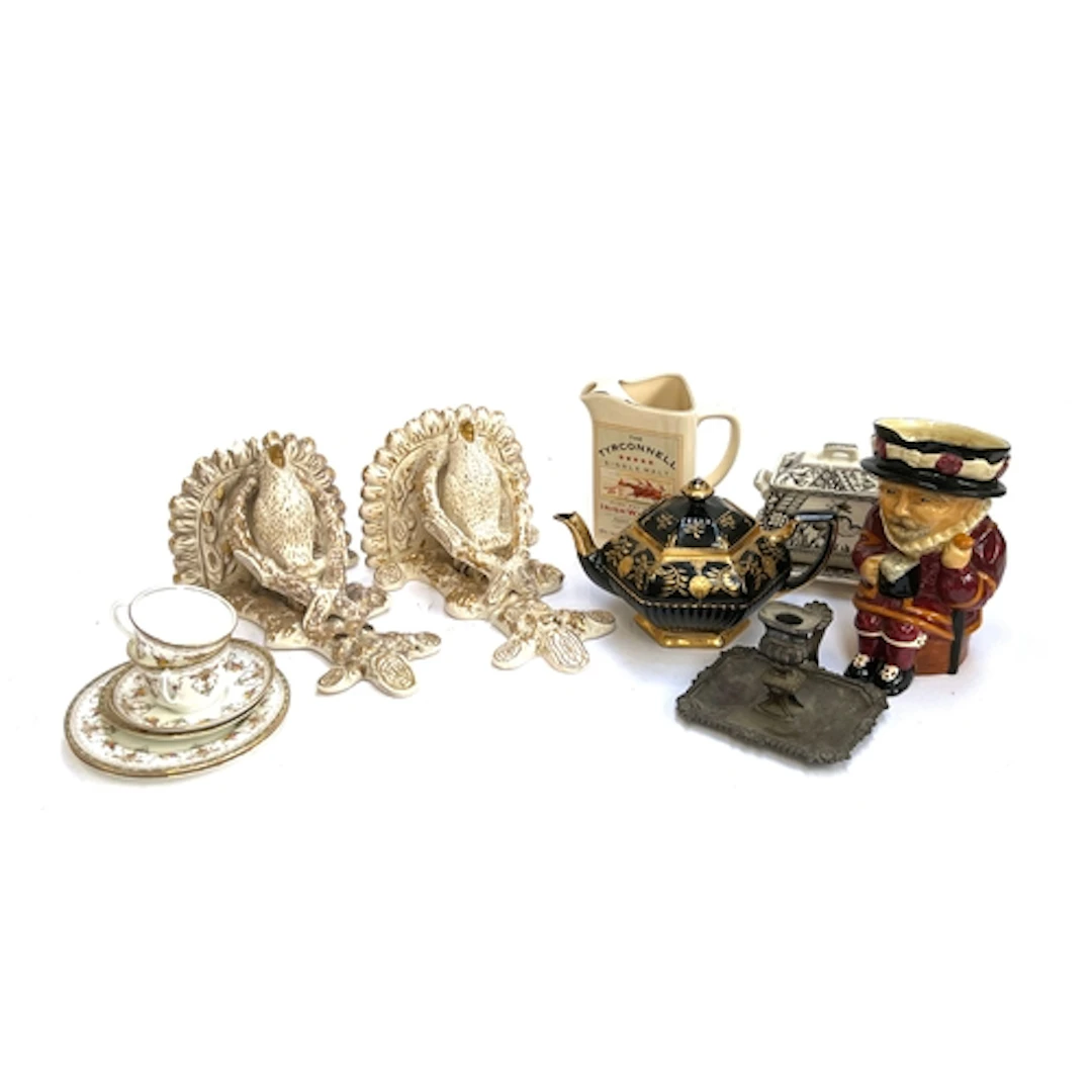 A mixed lot of ceramics to include: a pair of gilt wall brac...