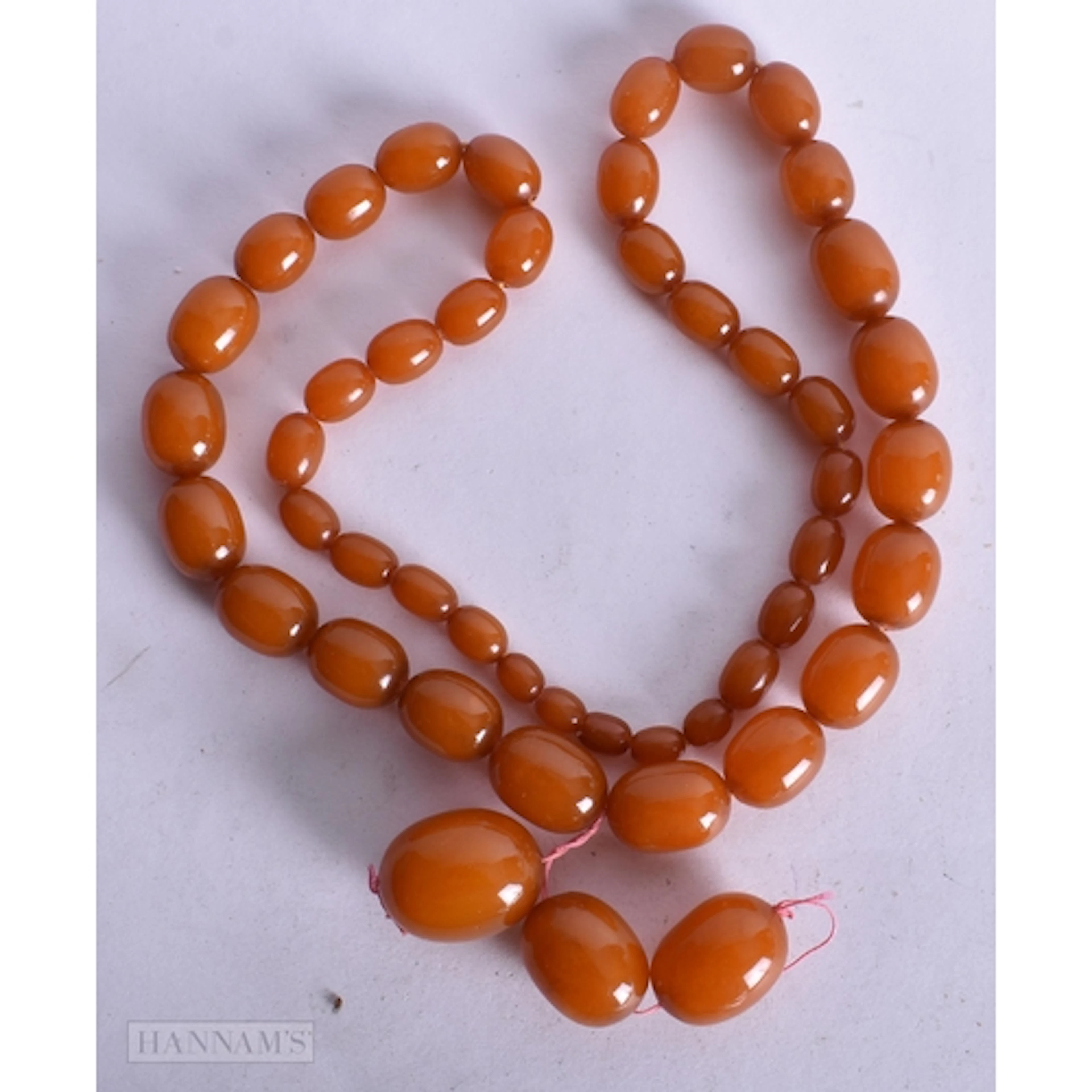 AN ART DECO BUTTERSCOTCH BEAD NECKLACE. 98 grams. Largest be...