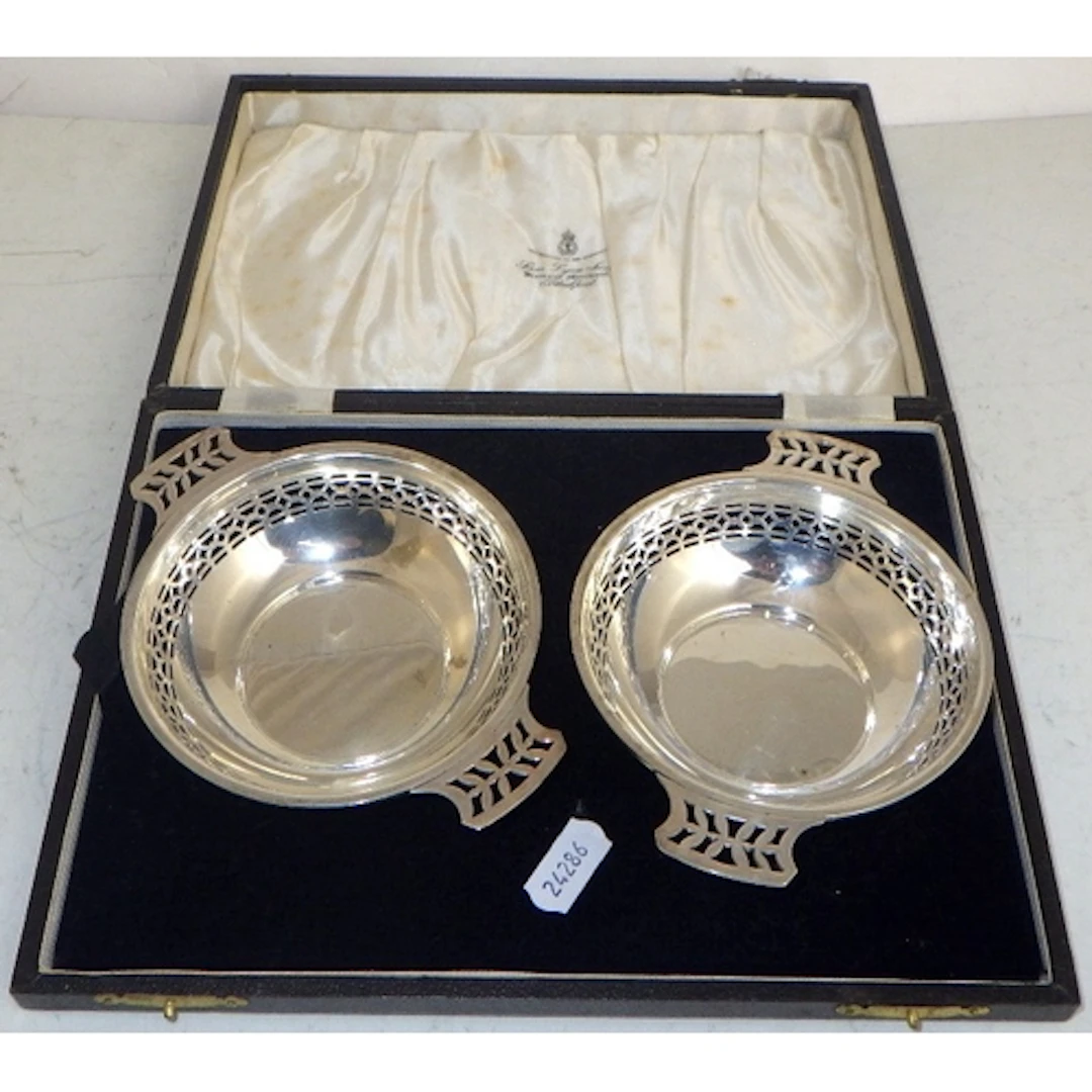 A pair of silver dishes, cased 150g