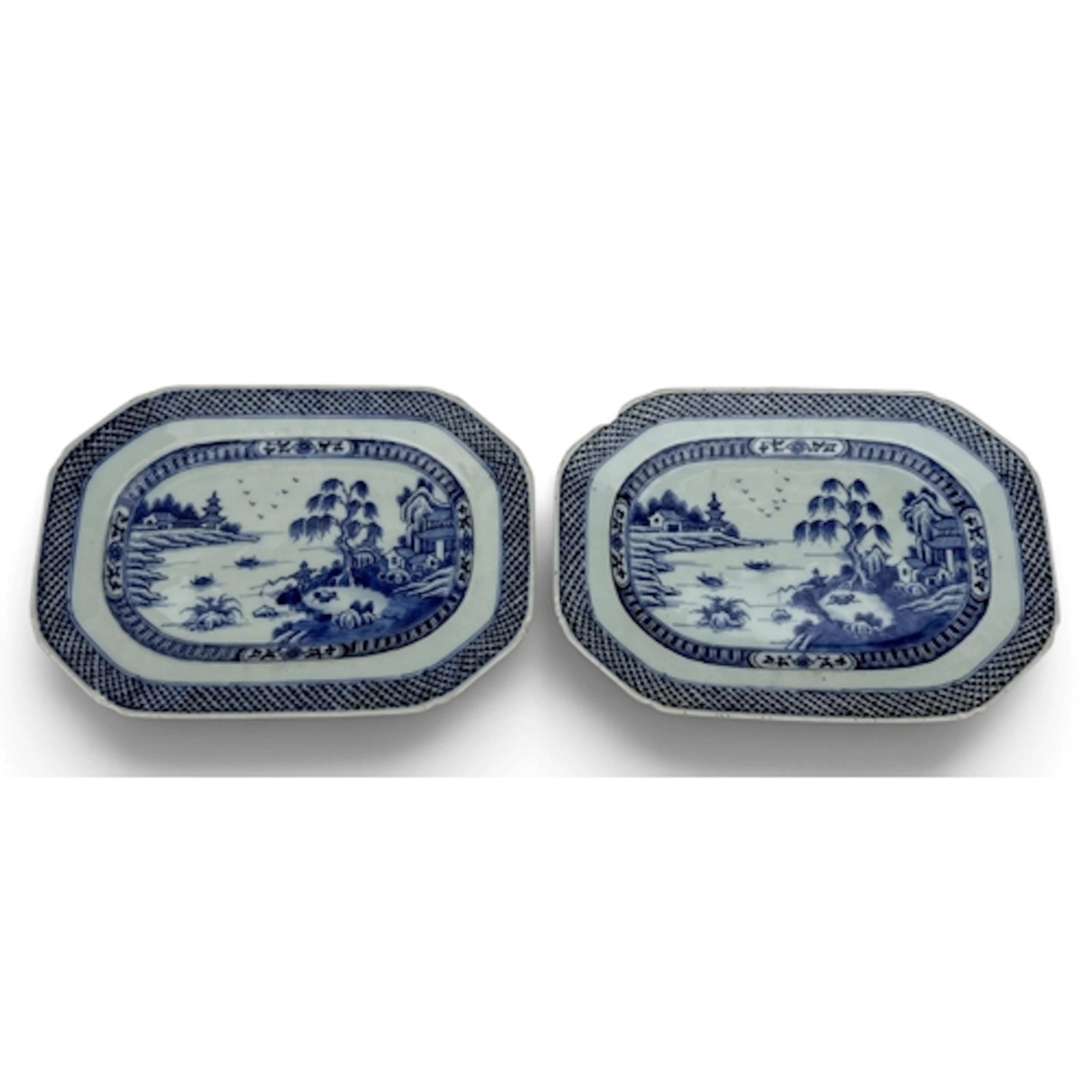 A PAIR OF CHINESE EXPORT BLUE AND WHITE MEAT DISHES, QIANLON...