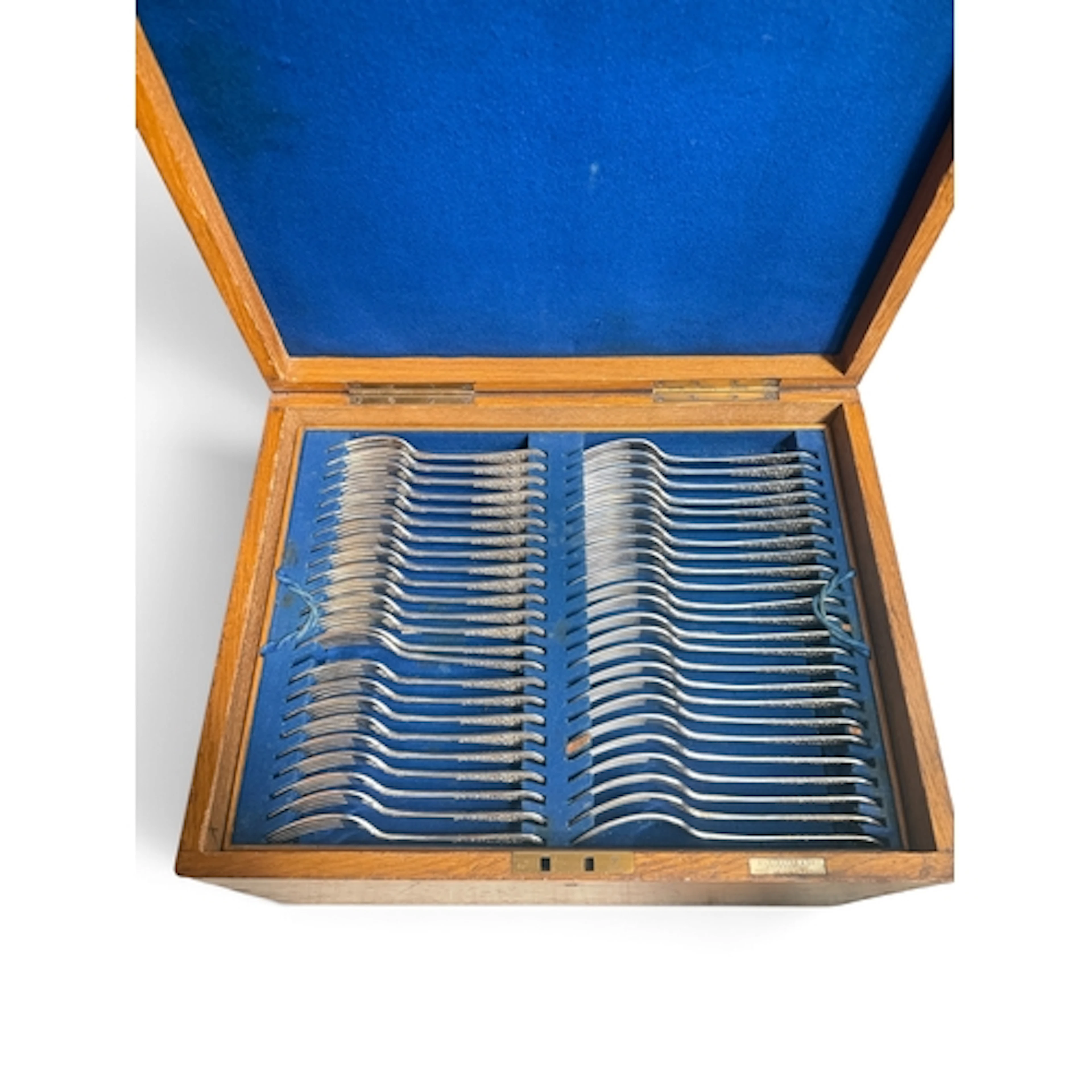 A LARGE ELKINGTON & CO ELECTROPLATE CANTEEN IN A FITTED ...