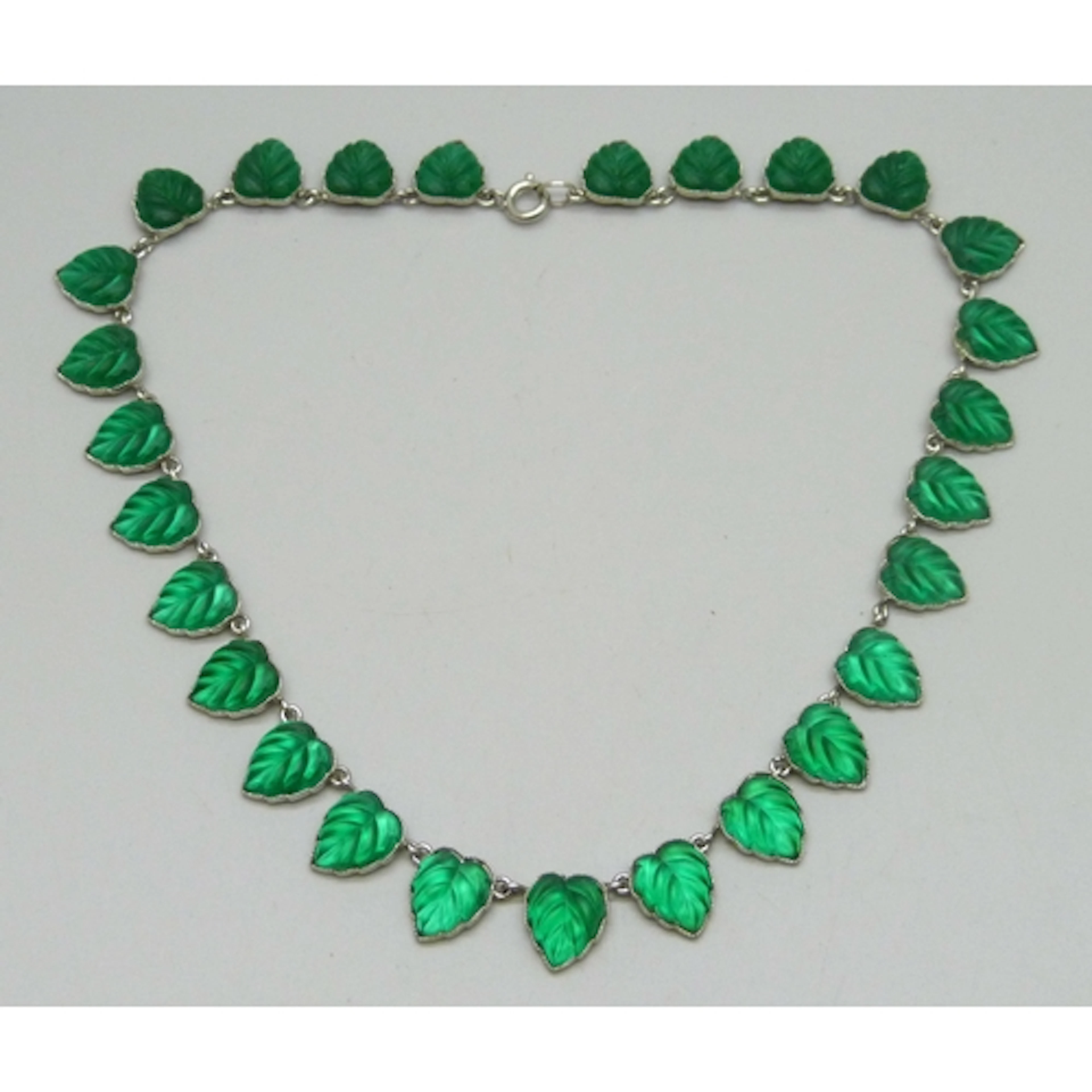 A vintage necklace with green glass leaf design, 37cm