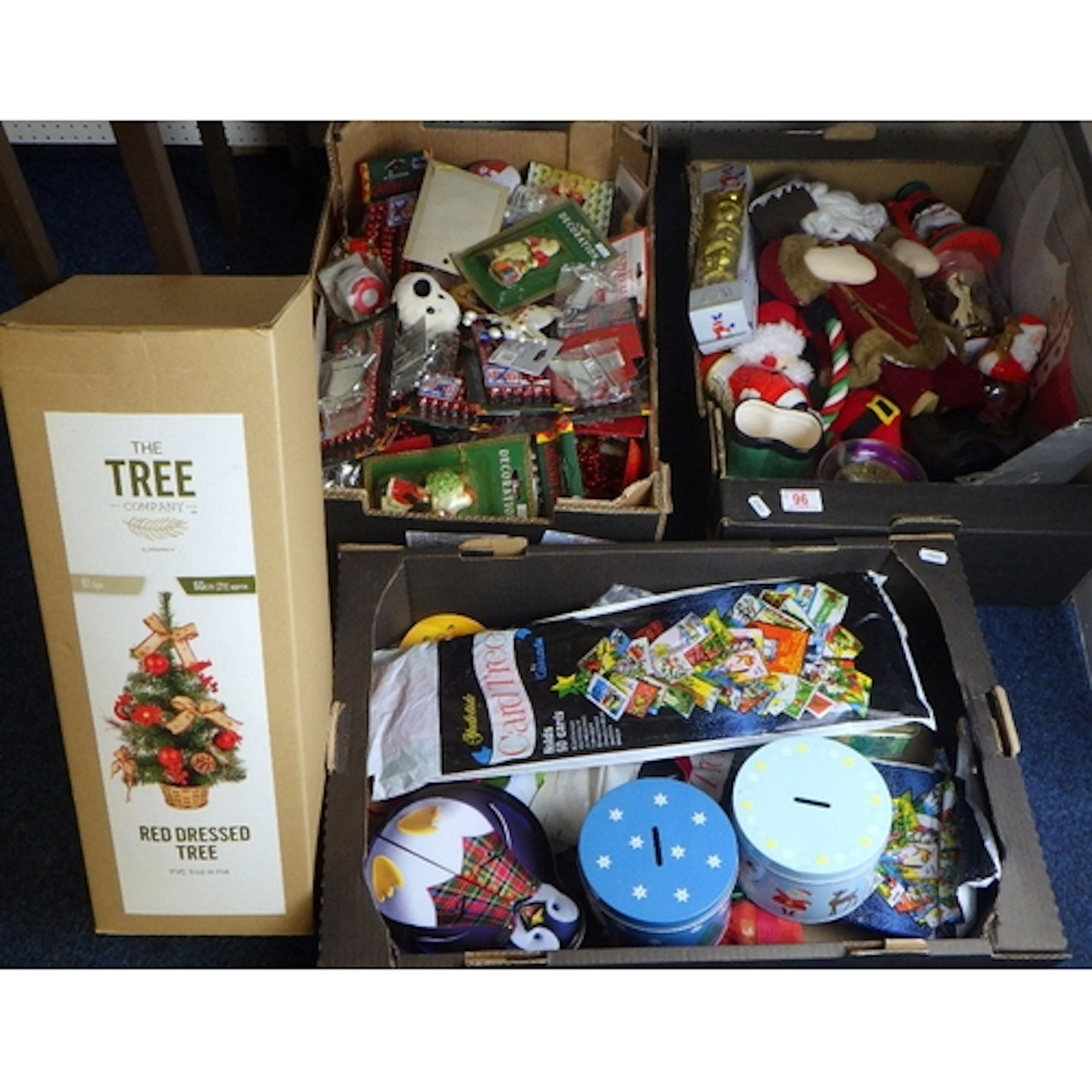 A qty of Christmas decorations (qty)